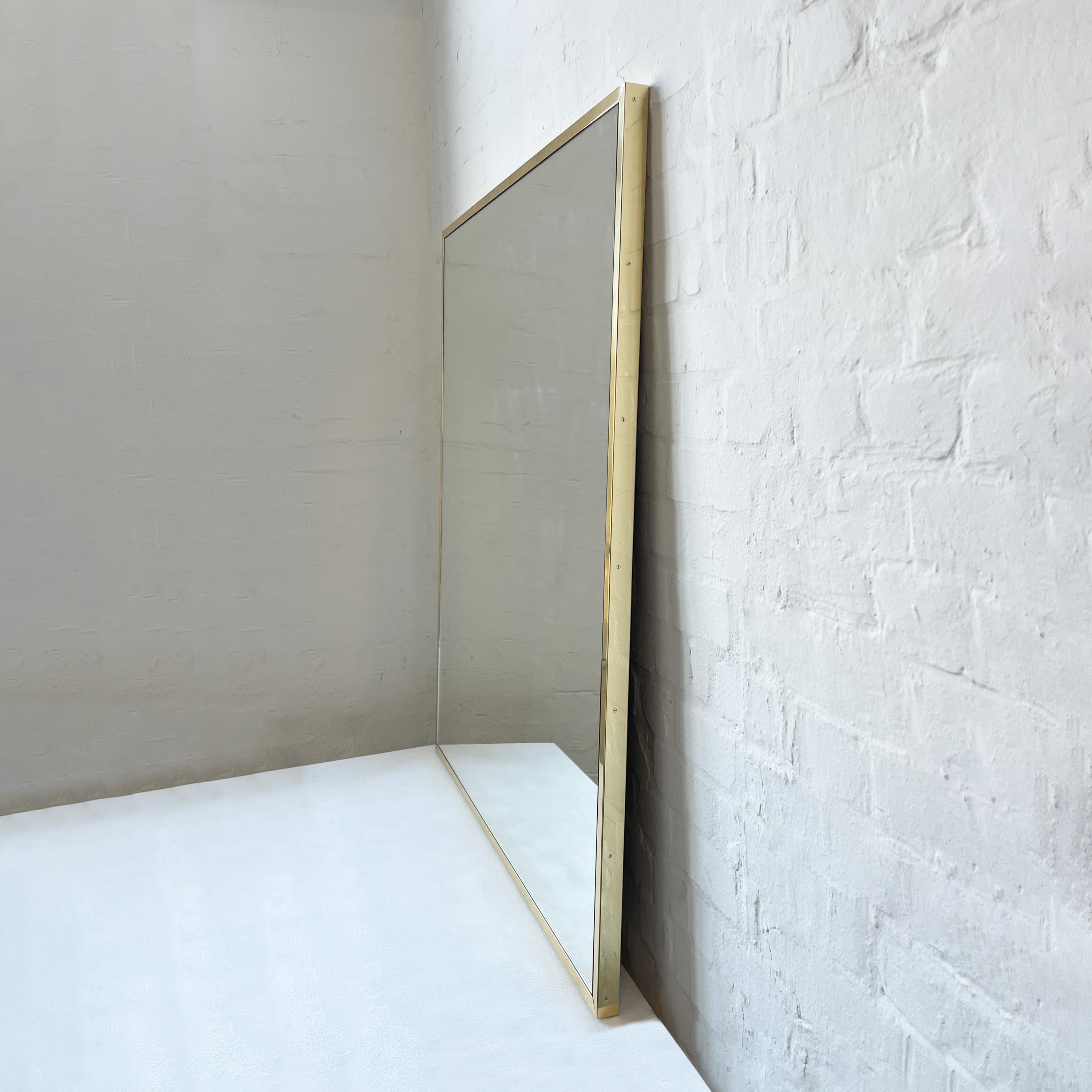 Poli Miroir contemporain rectangulaire surdimensionné Quadris avec cadre intégral en laiton en vente