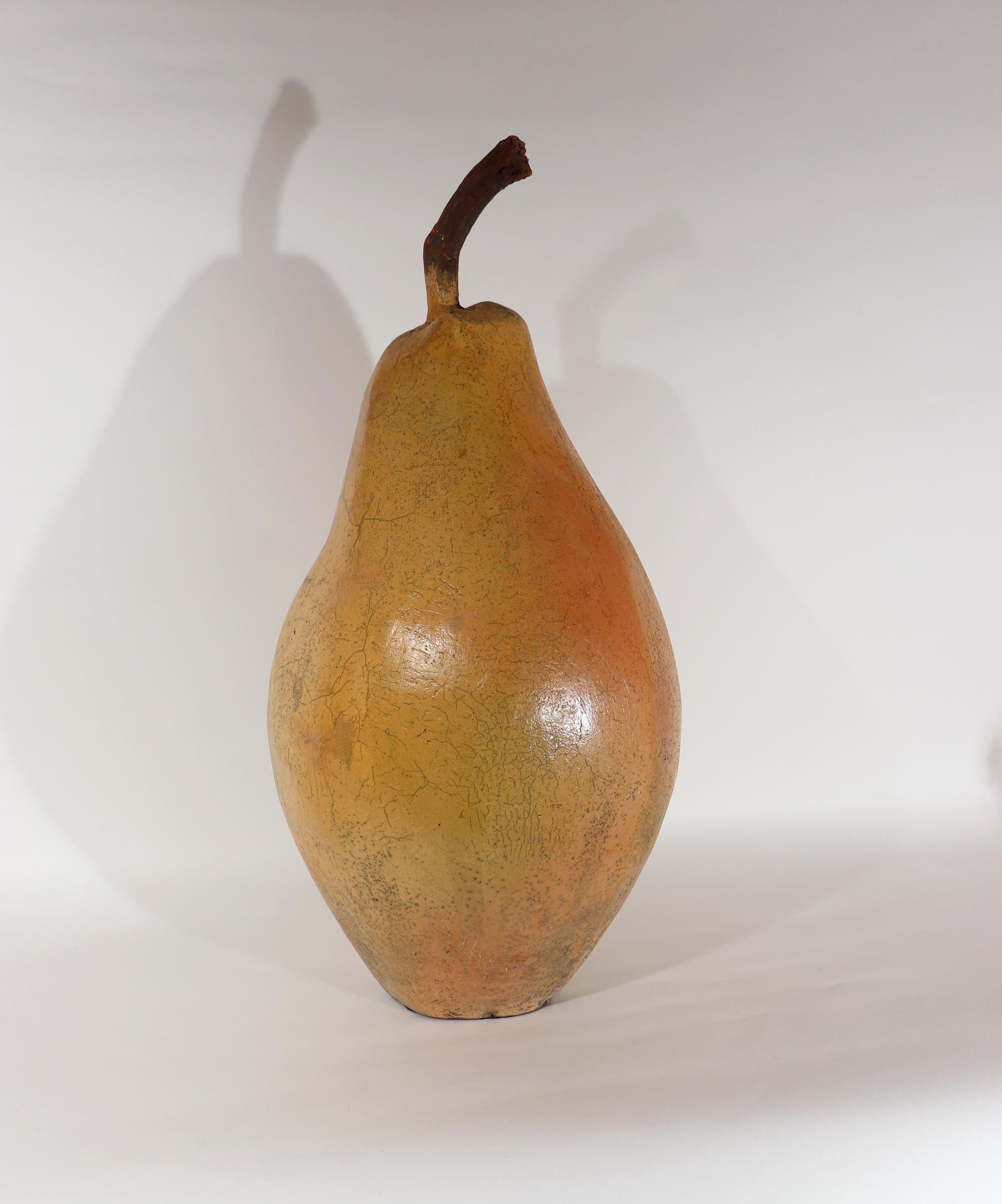 Raku-Keramik-Skulptur einer Birne in Übergröße von Renzo Faggioll (Töpferwaren) im Angebot