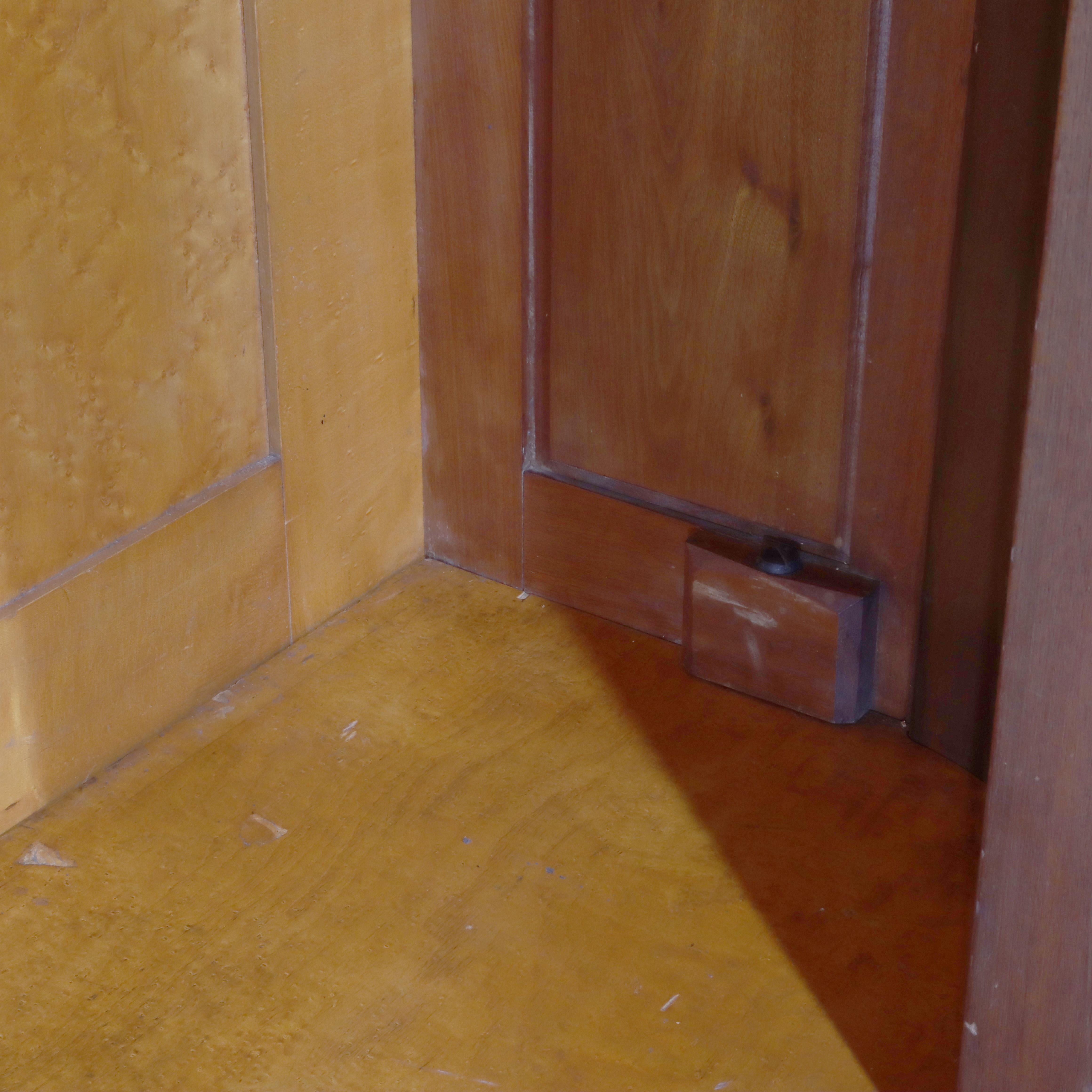 Armoire oversize rinascimentale in mogano ebanizzato parziale con medaglioni in vendita 13