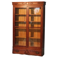 Libreria a due ante e un cassetto in rovere intagliato RJ Horner di dimensioni eccessive del 1910 ca.