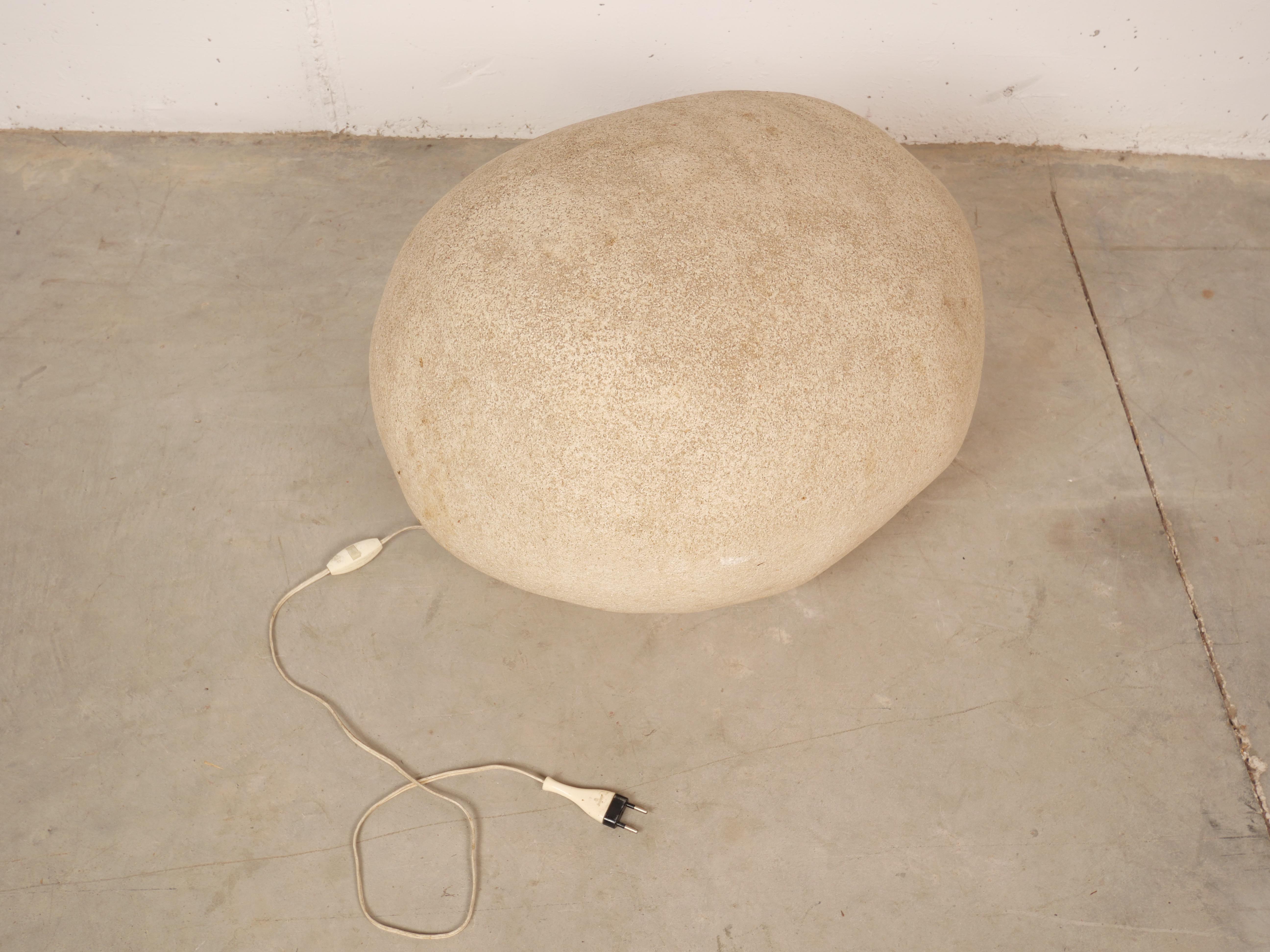 Überdimensionale Steinlampe 