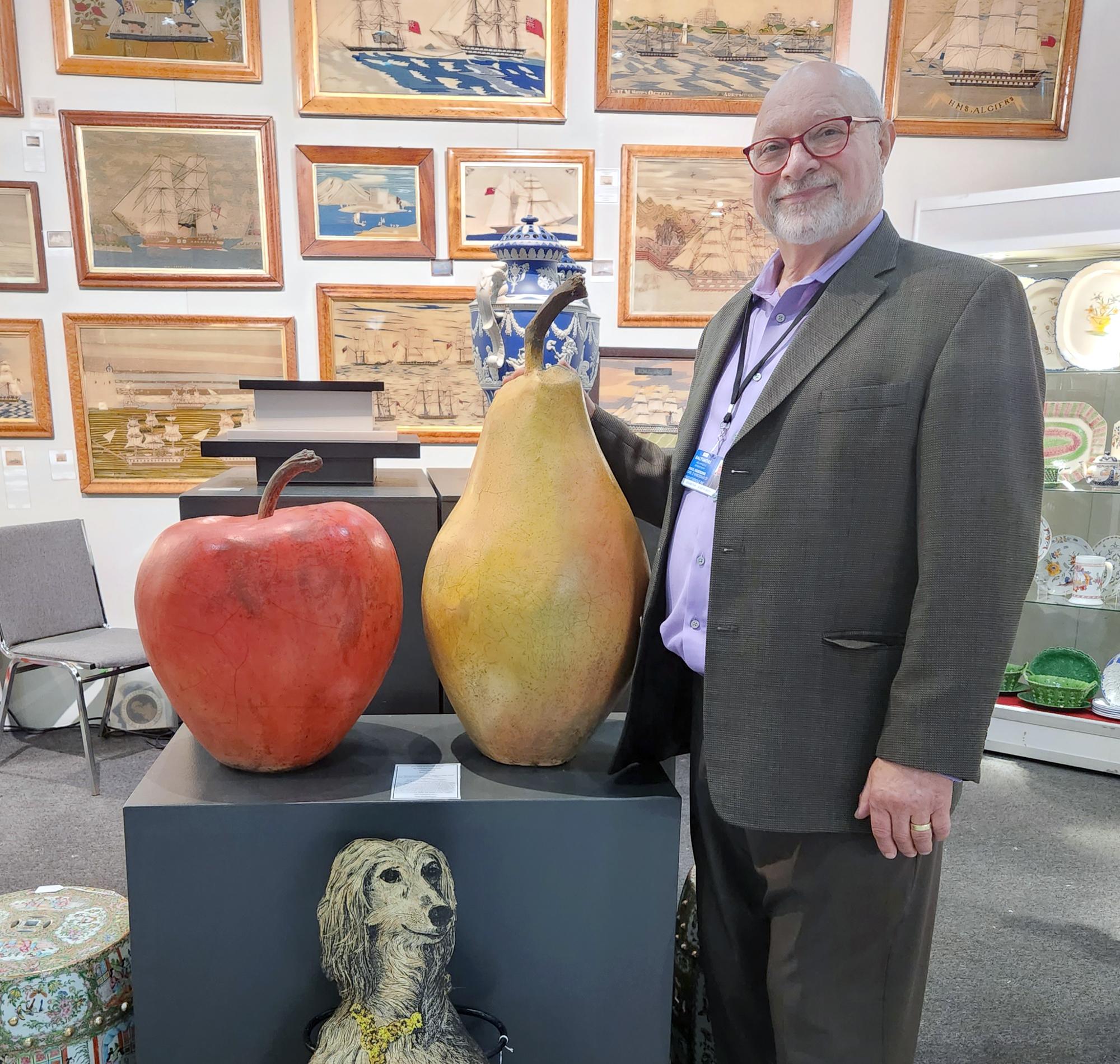 Überdimensionale Skulptur eines Apfels des amerikanischen Keramikers Renzo Faggioll,
Raku-Keramik,
1980s

Die Skulptur zeigt eine naturalistisch geformte Birne mit Stiel in Gelb und Grün.  Es handelt sich um Raku-Keramik.

Abmessungen: 20 Zoll hoch