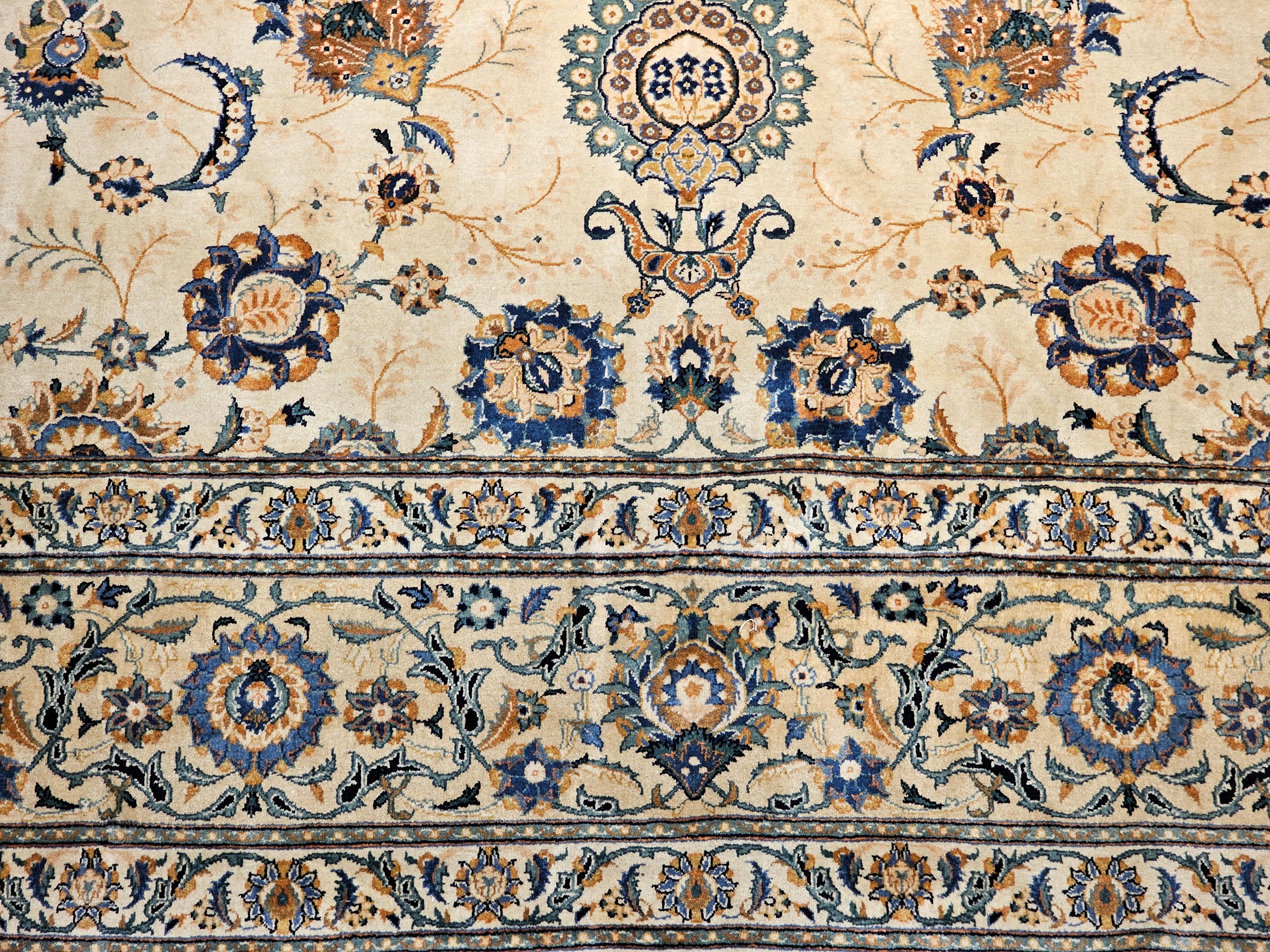 Kashan persiano sovradimensionato con motivo all over in una stanza.  Avorio, marrone, blu in vendita 3