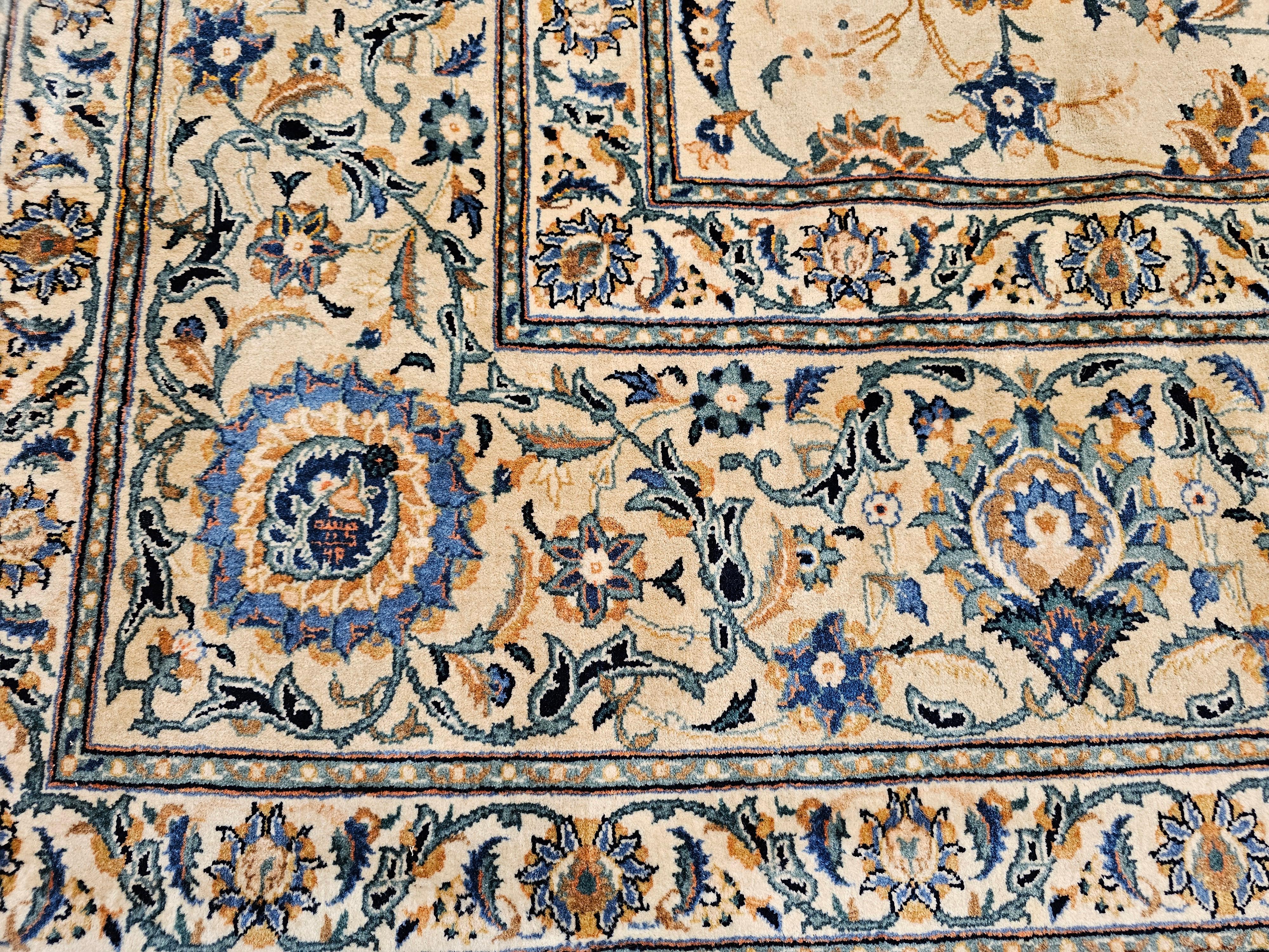 Kashan persiano sovradimensionato con motivo all over in una stanza.  Avorio, marrone, blu in vendita 4
