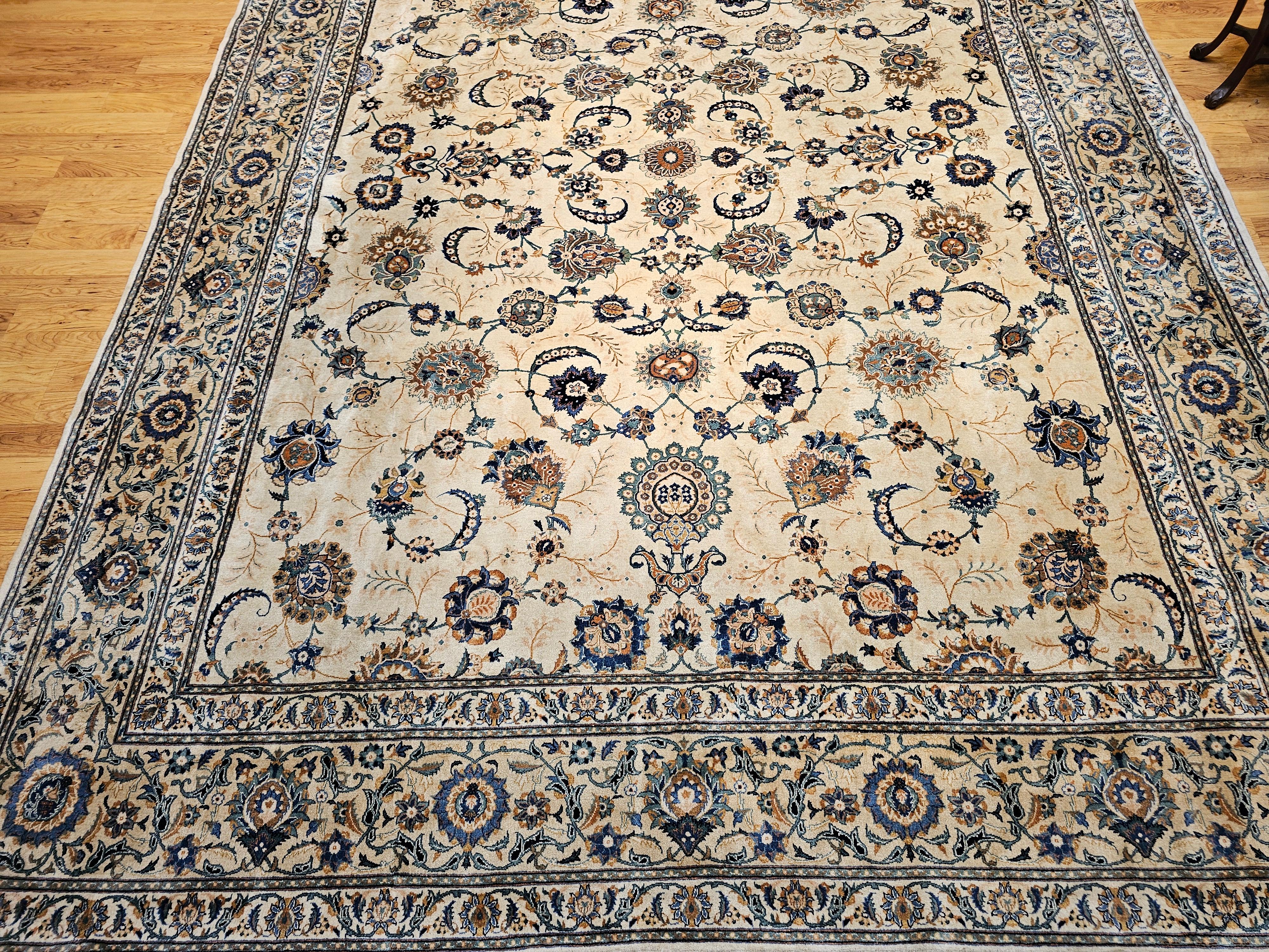 Kashan persiano sovradimensionato con motivo all over in una stanza.  Avorio, marrone, blu in vendita 6