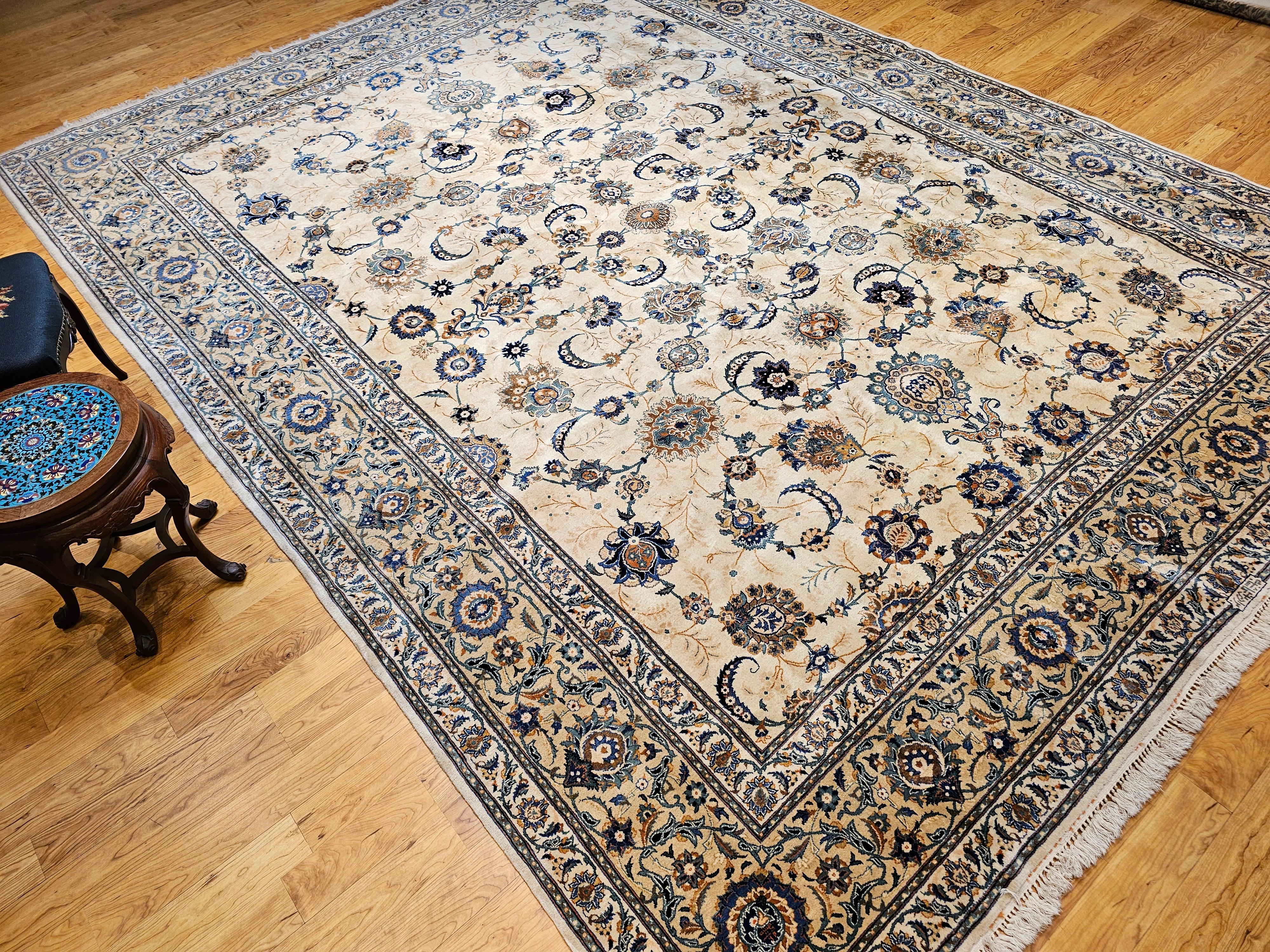 Kashan persiano sovradimensionato con motivo all over in una stanza.  Avorio, marrone, blu in vendita 8
