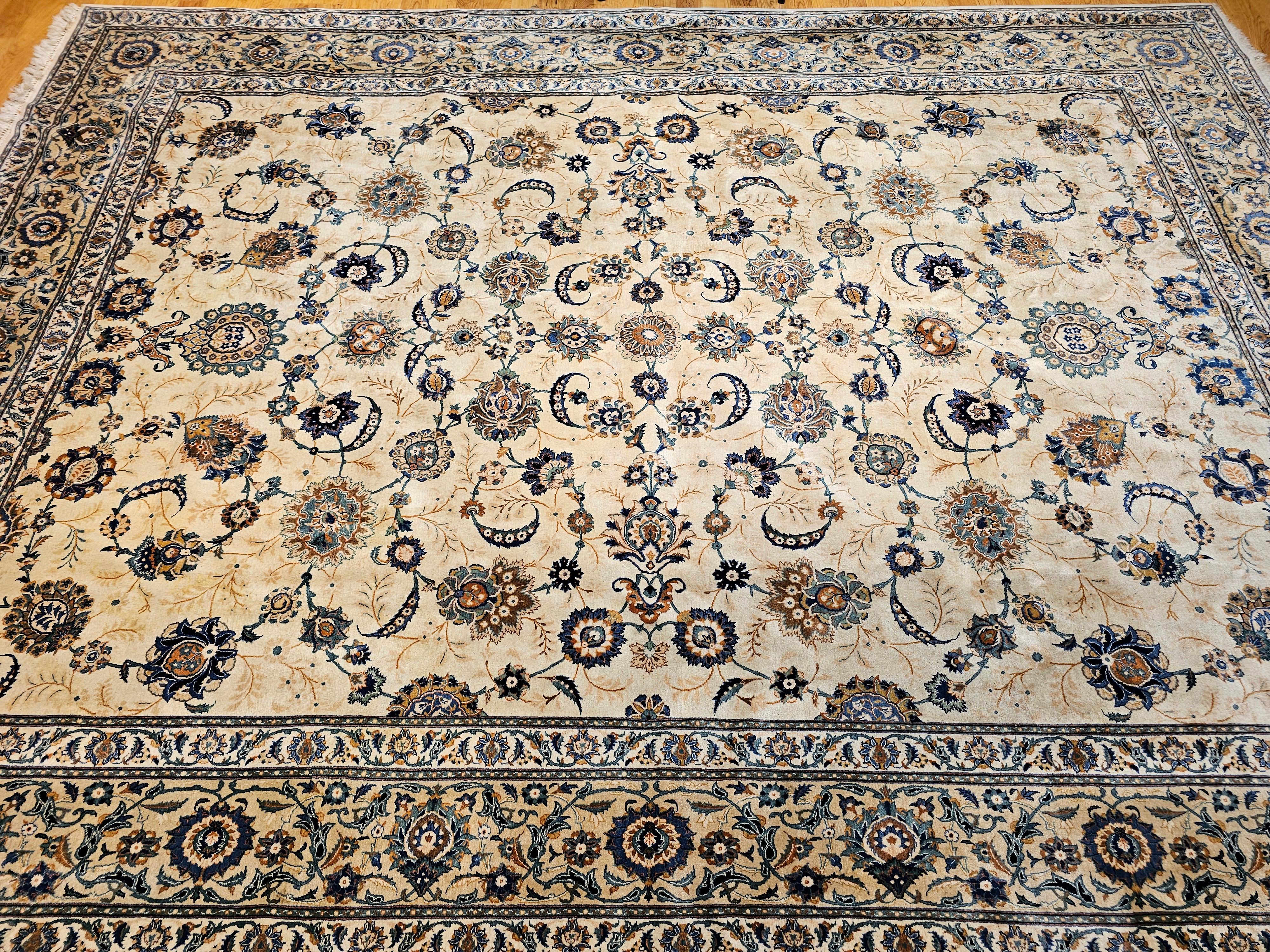 Kashan persiano sovradimensionato con motivo all over in una stanza.  Avorio, marrone, blu in vendita 11