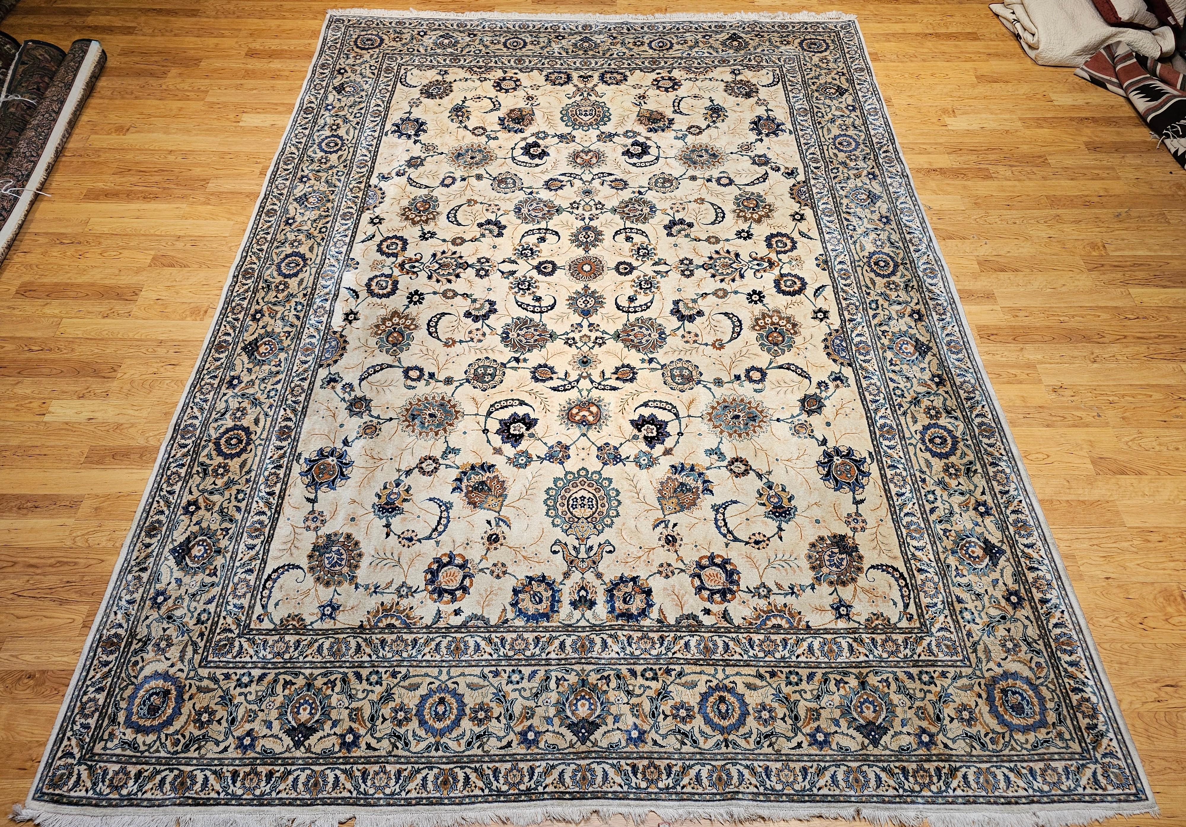 Esempio squisito dell'arte persiana della metà del XX secolo, questo tappeto Kashan vintage annodato a mano di grandi dimensioni è un vero capolavoro. Risalente alla metà del 1900, questo tappeto affascina immediatamente per il suo raro e