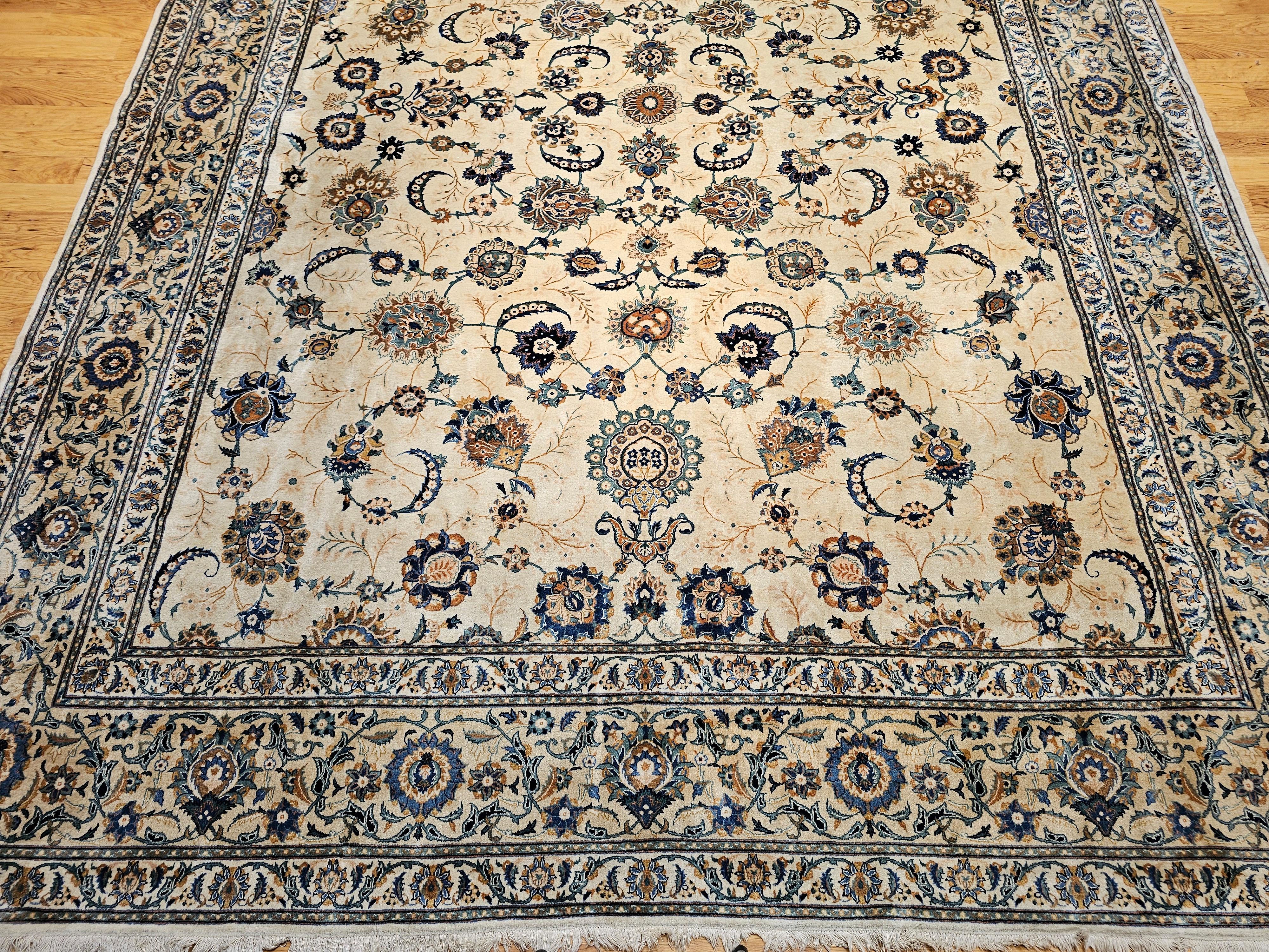 Persiano Kashan persiano sovradimensionato con motivo all over in una stanza.  Avorio, marrone, blu in vendita
