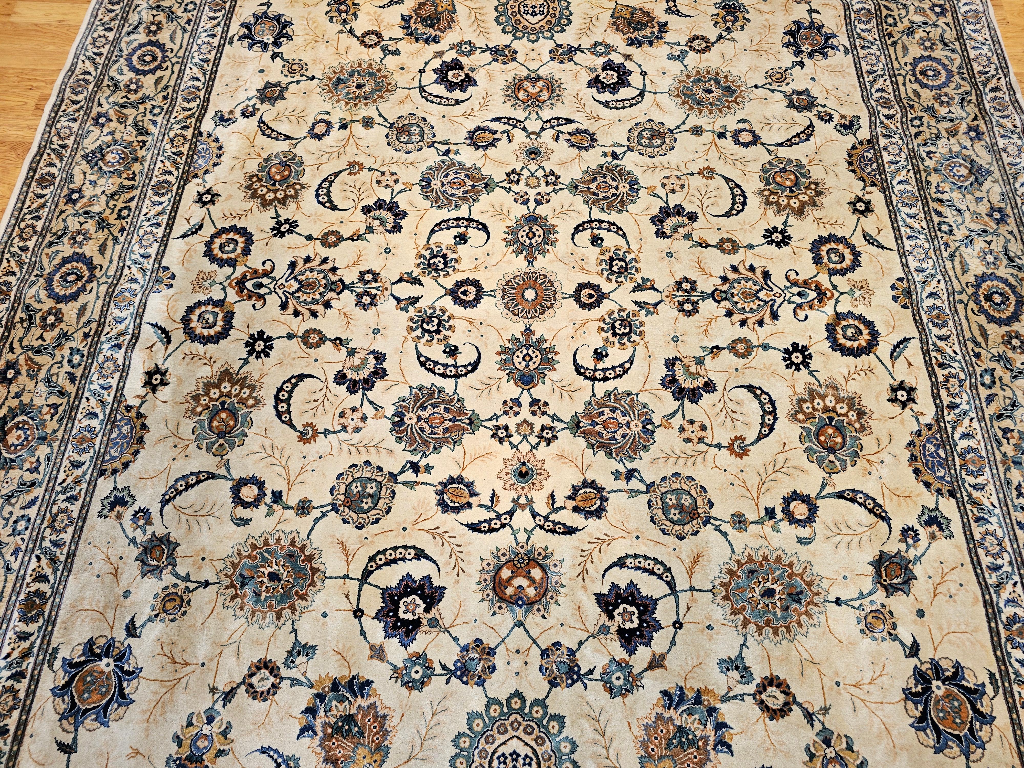 Tessuto a mano Kashan persiano sovradimensionato con motivo all over in una stanza.  Avorio, marrone, blu in vendita