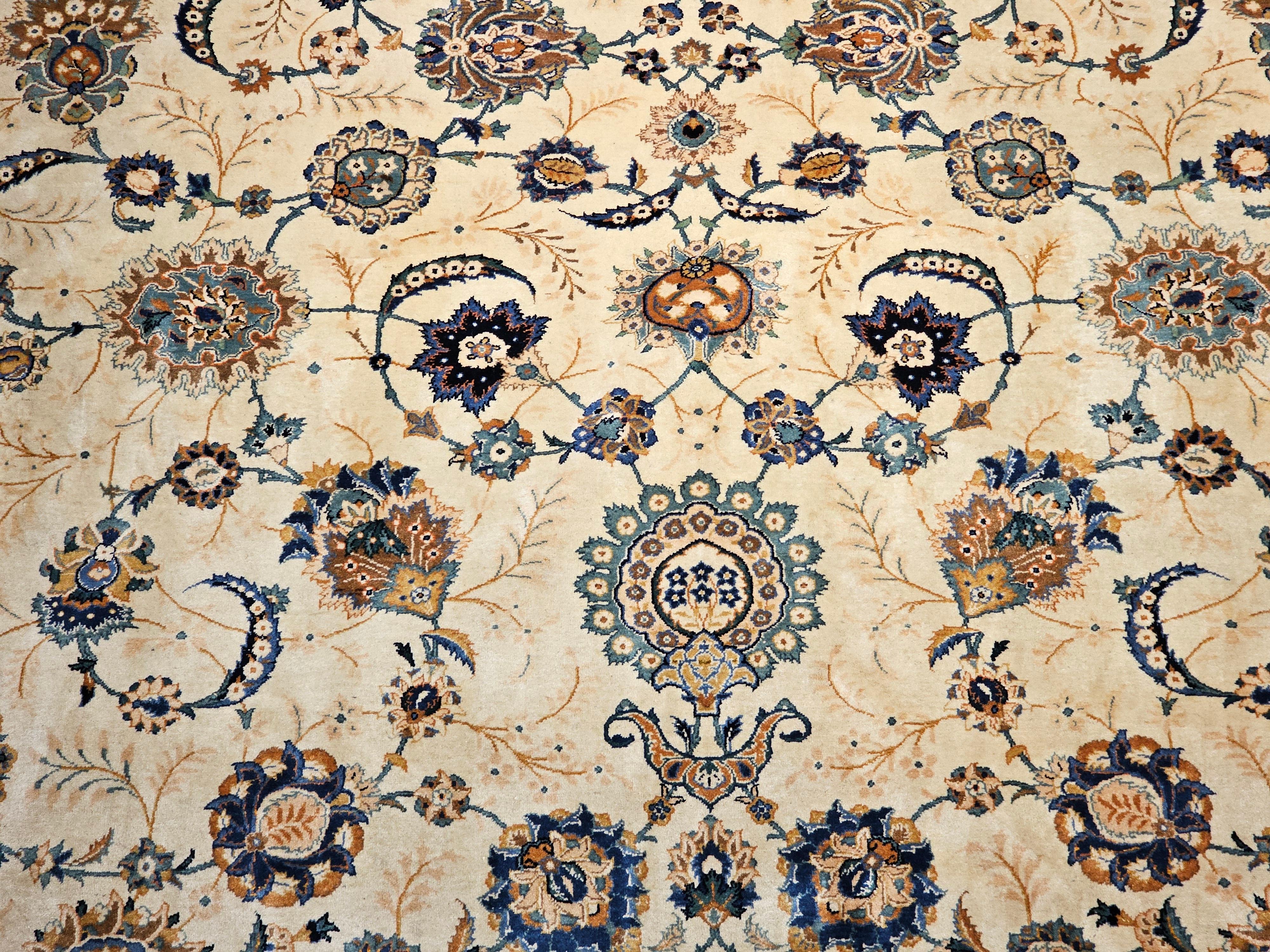 Kashan persiano sovradimensionato con motivo all over in una stanza.  Avorio, marrone, blu in vendita 1