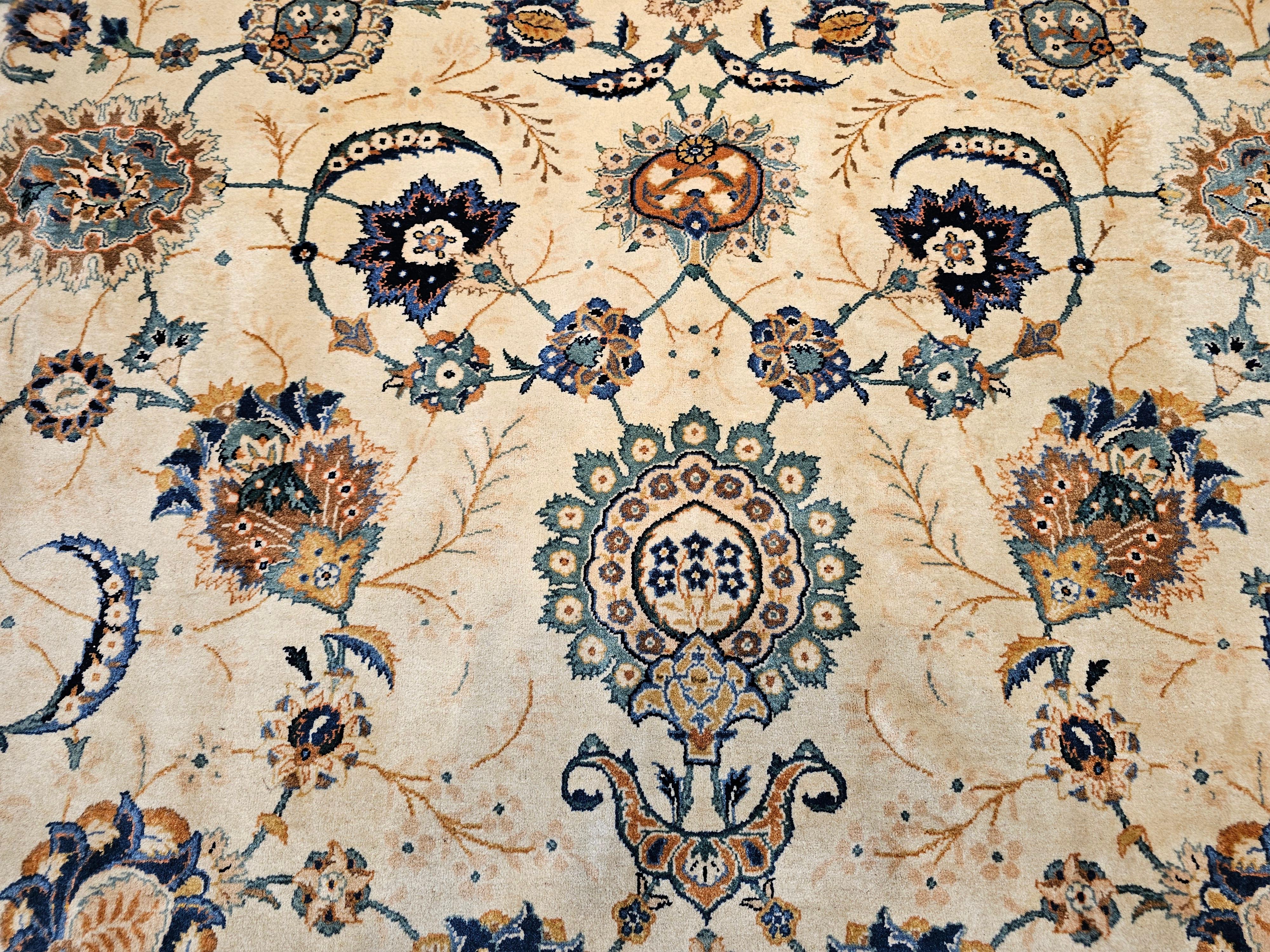 Kashan persiano sovradimensionato con motivo all over in una stanza.  Avorio, marrone, blu in vendita 2