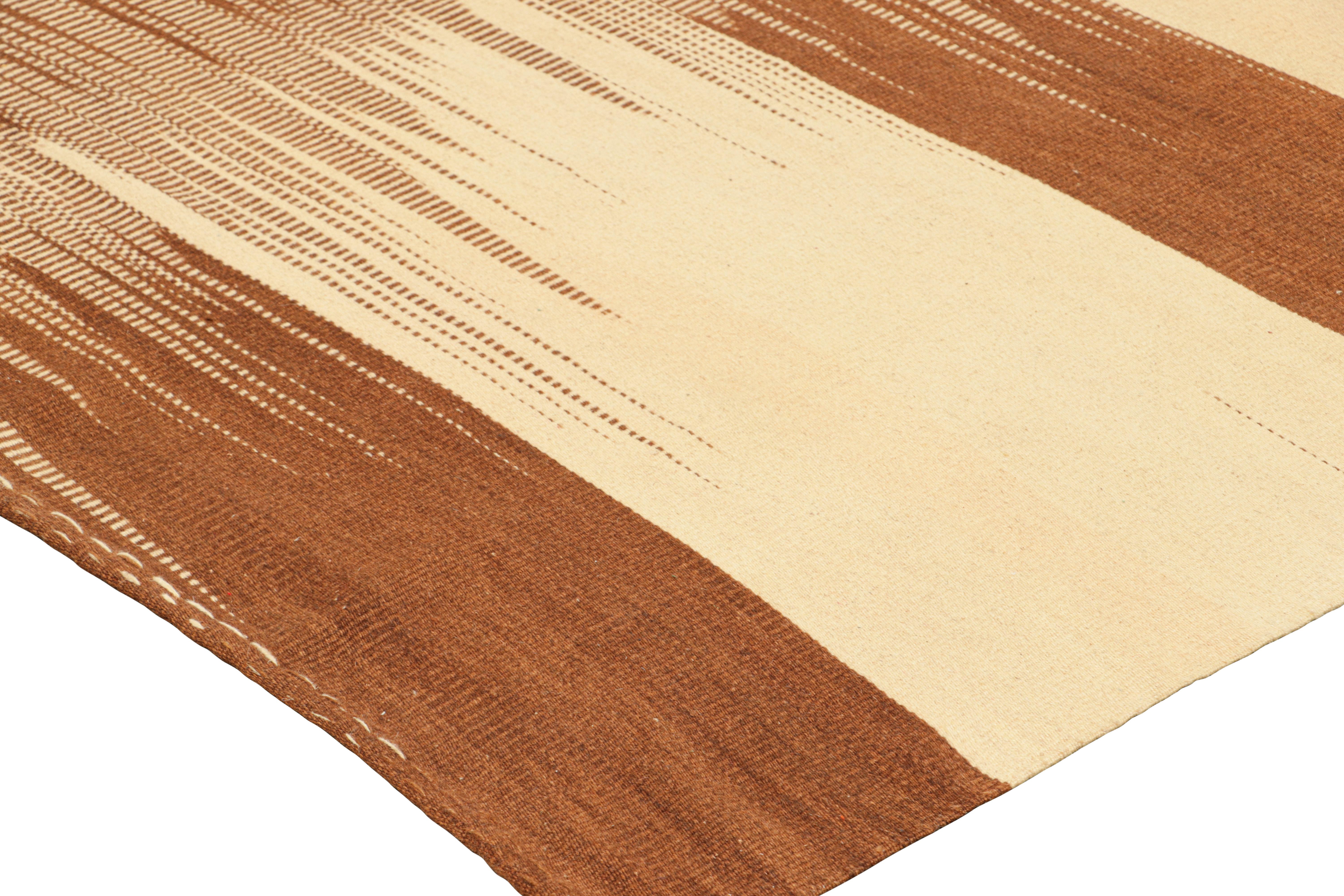 Oversized Rug & Kilim's Contemporary Kilim in Beige & Brown Streifen & Mustern im Zustand „Neu“ im Angebot in Long Island City, NY