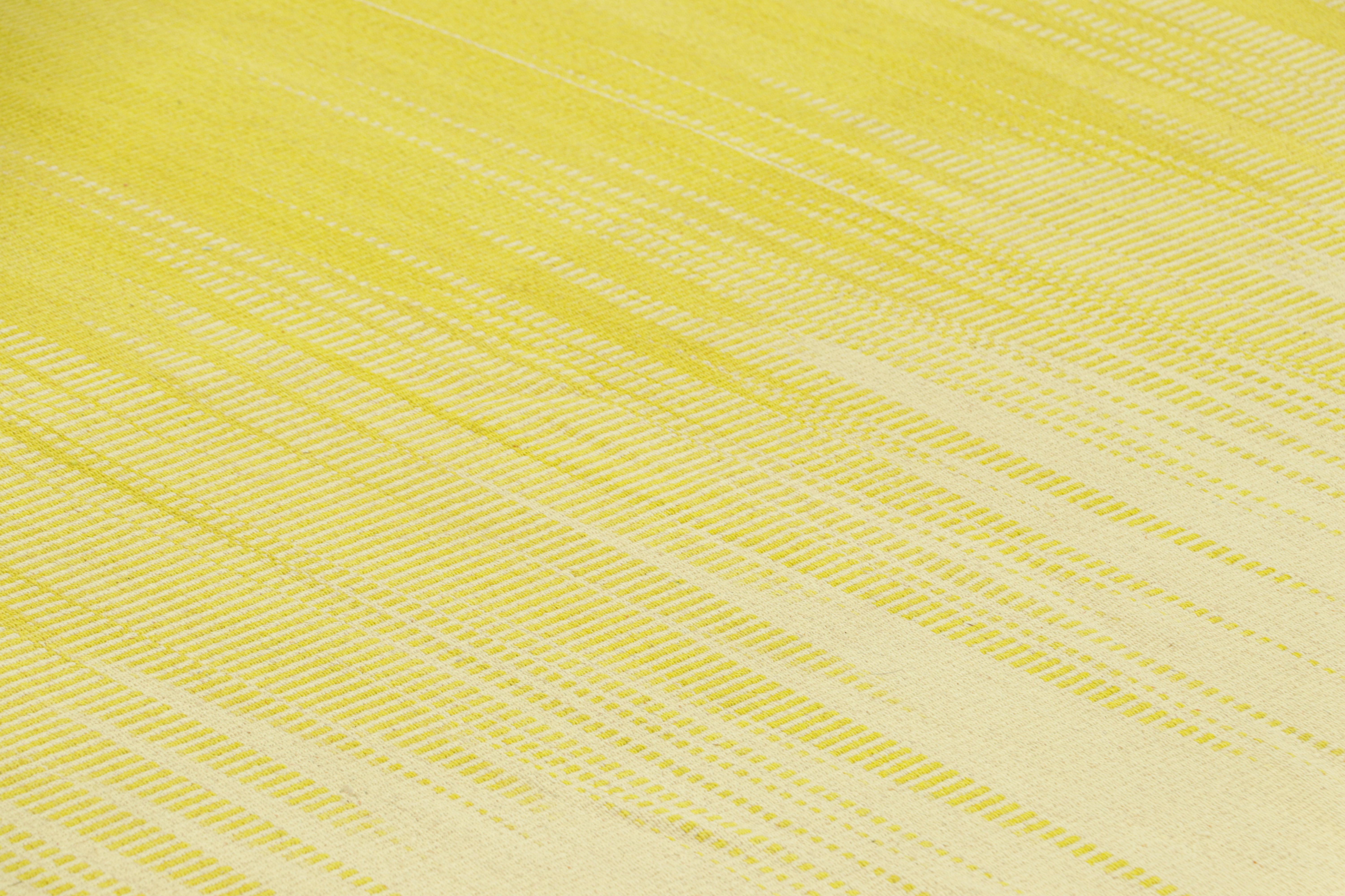 Tessuto a mano in lana, questo Kilim 11x16 oversize fa parte di una nuova collezione contemporanea a trama piatta di Rug & Kilim.

Sul design: 

Questa rivisitazione moderna della classica tessitura a pannelli presenta un favoloso e unico gioco di