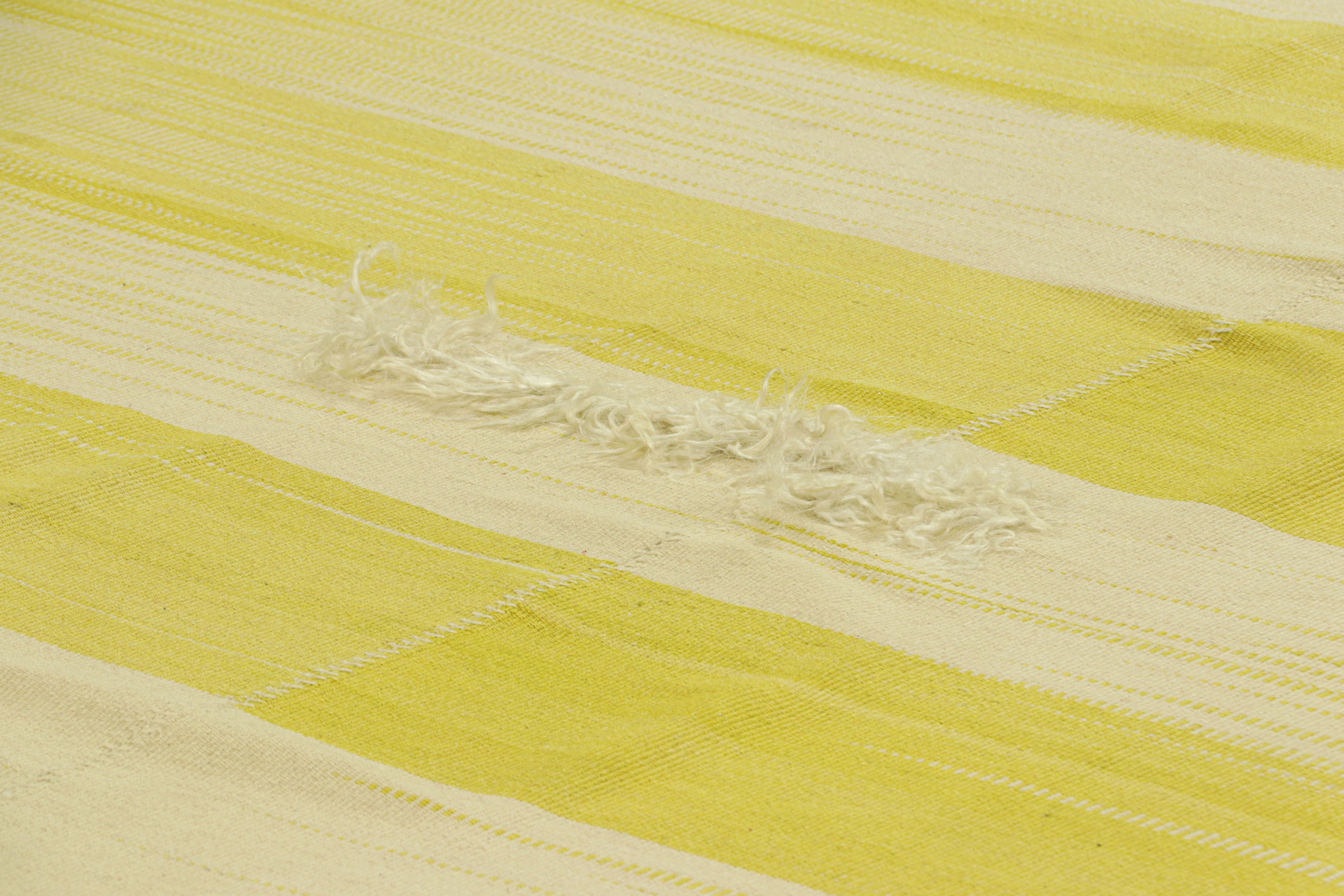 Tissé à la main en laine, ce Kilim surdimensionné de 11 x 15 est issu d'une nouvelle collection contemporaine inventive à tissage plat de Rug & Kilim.

Sur le Design : 

Cette version moderne du tissage de panneaux classique présente un jeu fabuleux