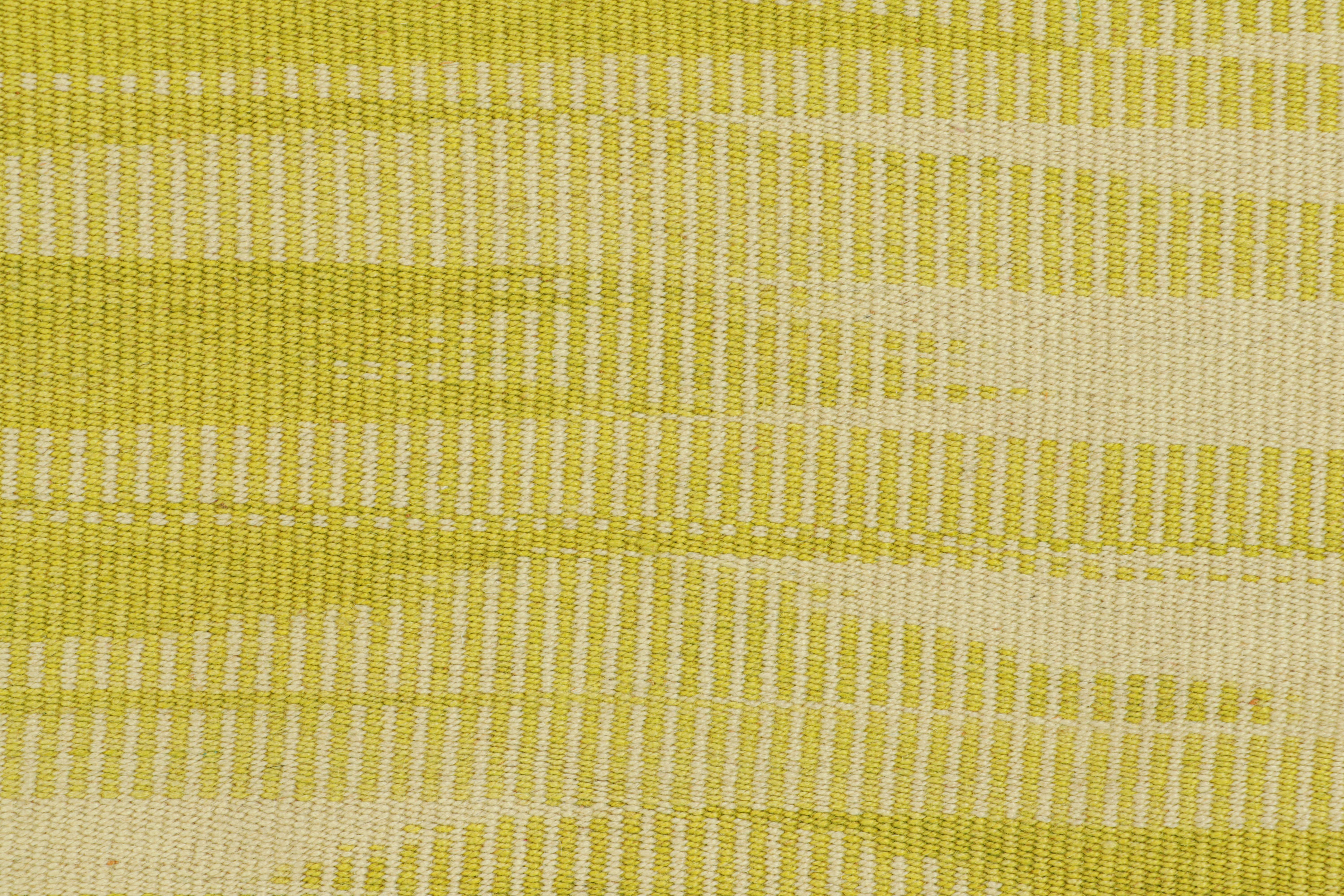 Moderno Rug & Kilim contemporanei a strisce e motivi beige e gialli in vendita