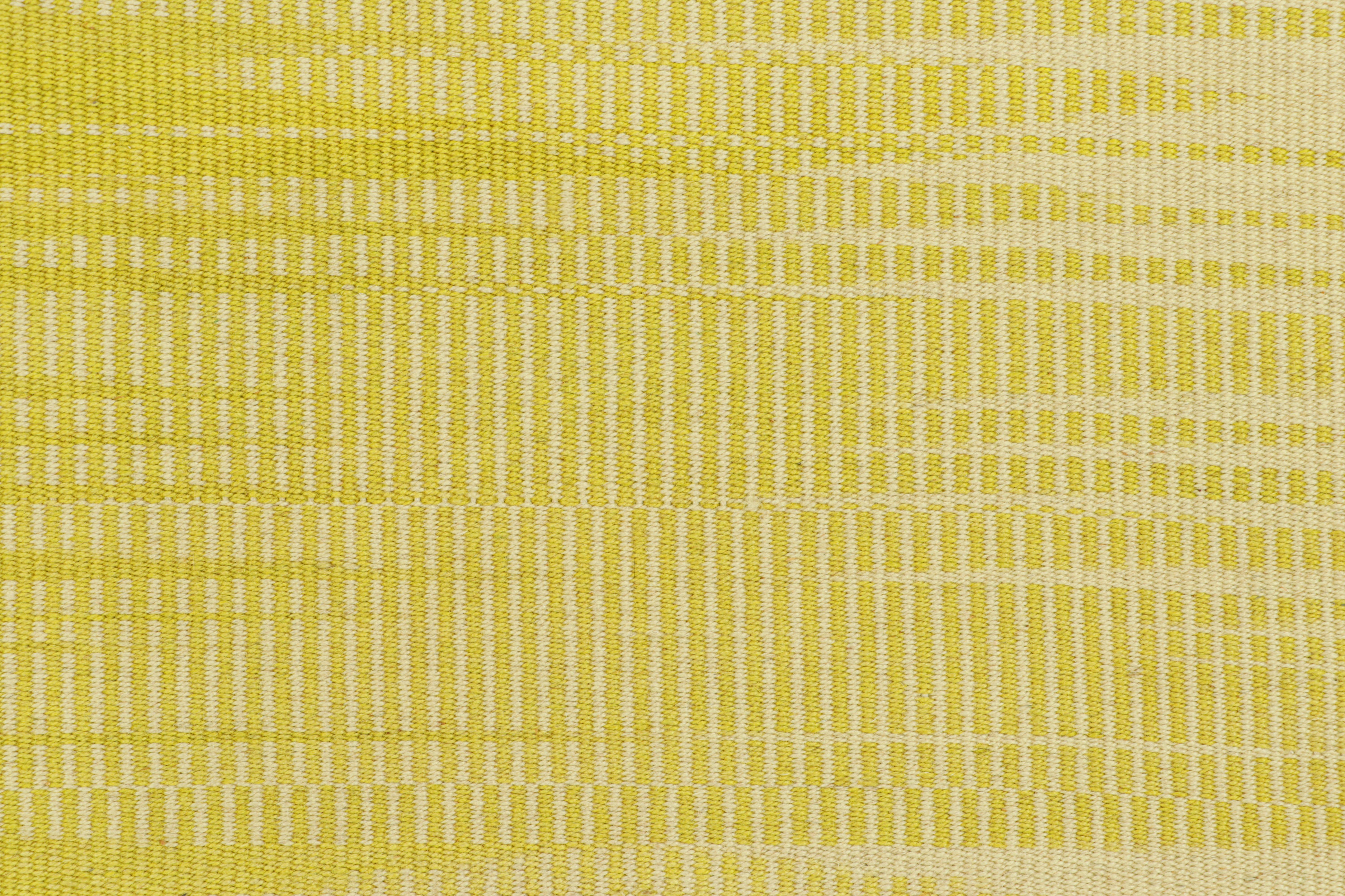 Moderno Rug & Kilim contemporanei a strisce e motivi beige e gialli in vendita