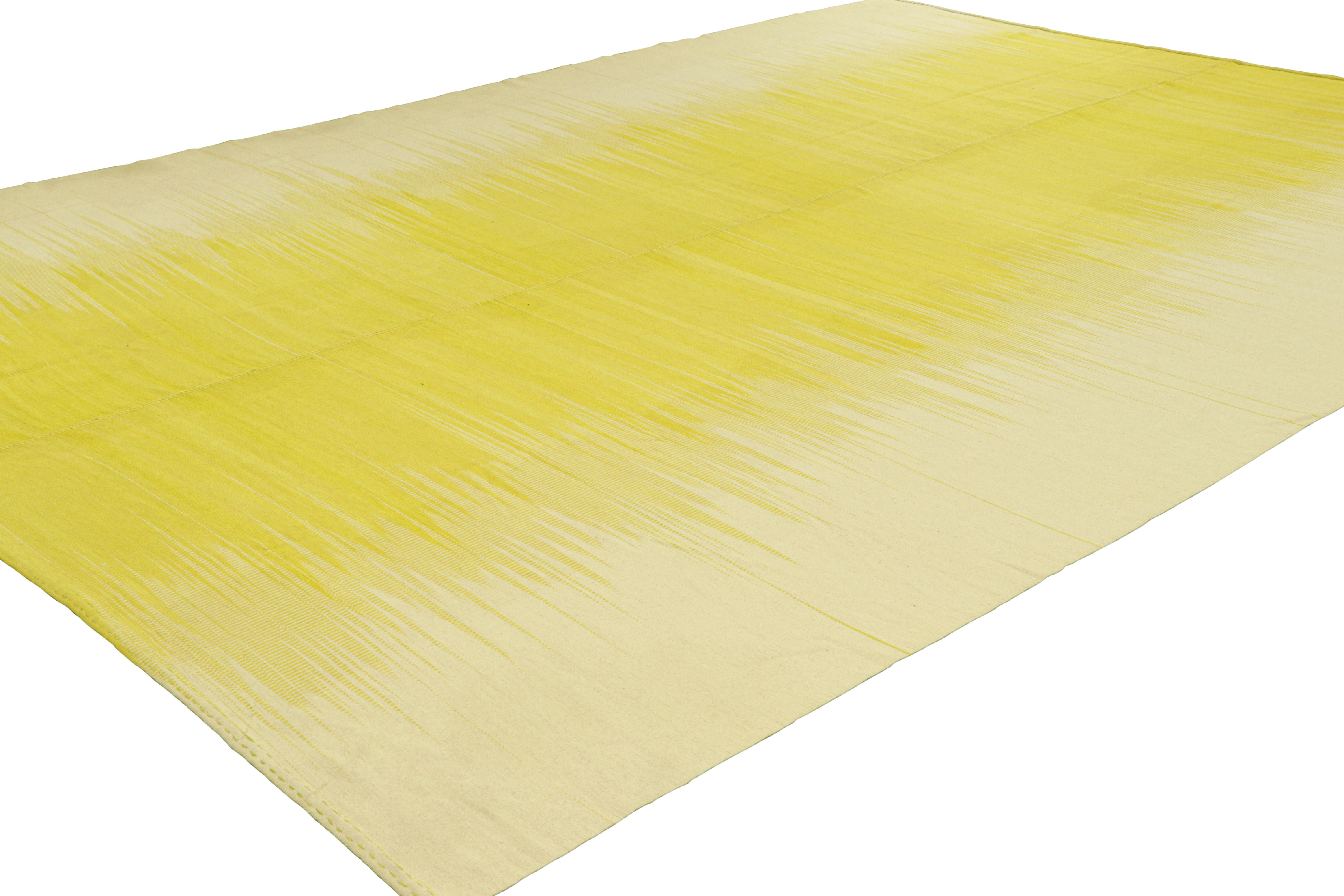 Turco Rug & Kilim contemporanei a strisce e motivi beige e gialli in vendita