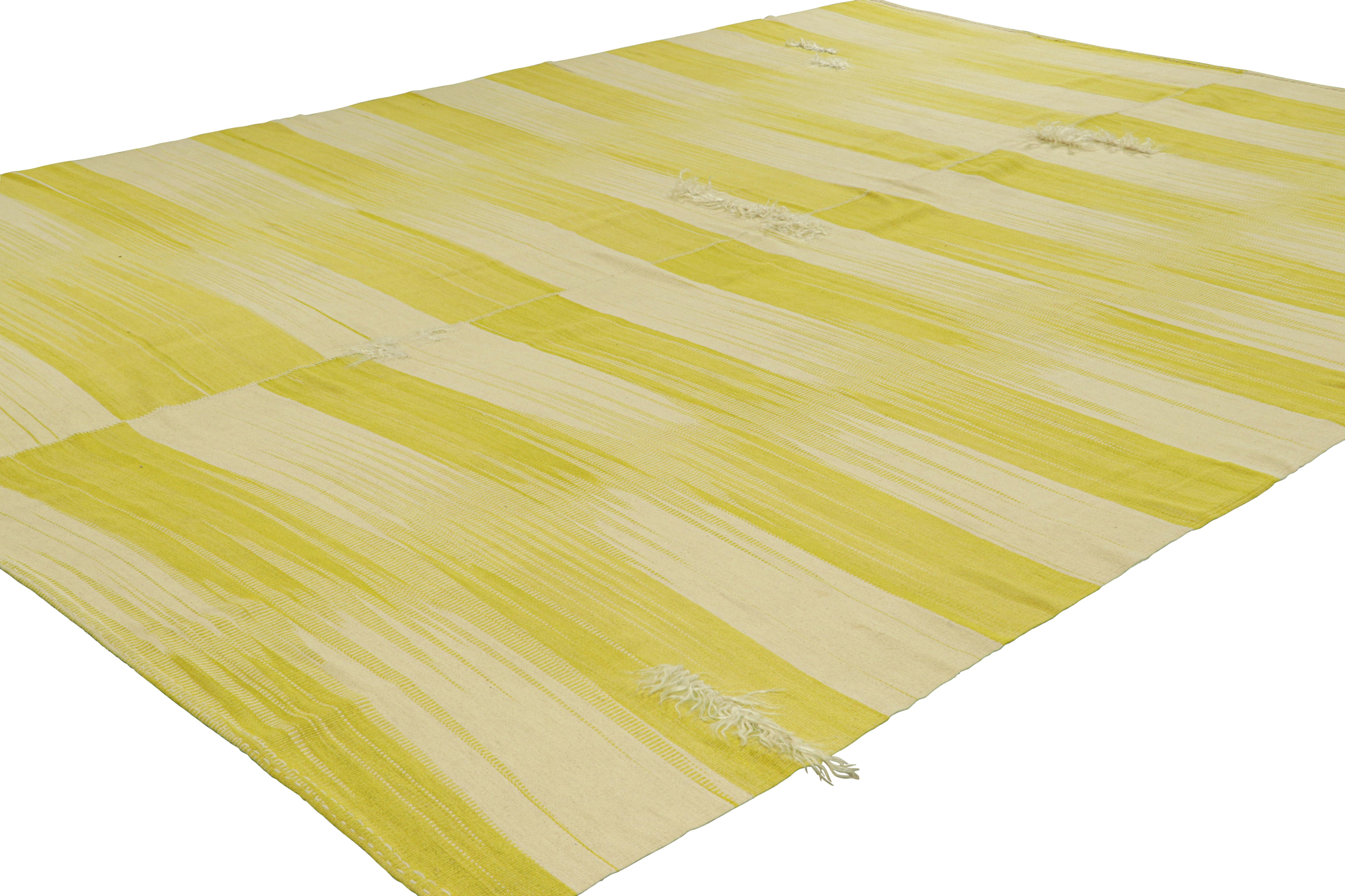 Turc Rug & Kilim's Contemporary Kilim in Beige & Yellow Stripes & Patterns (tapis surdimensionné & Kilim's Contemporary Kilim in Beige & Yellow Stripes & Patterns) en vente