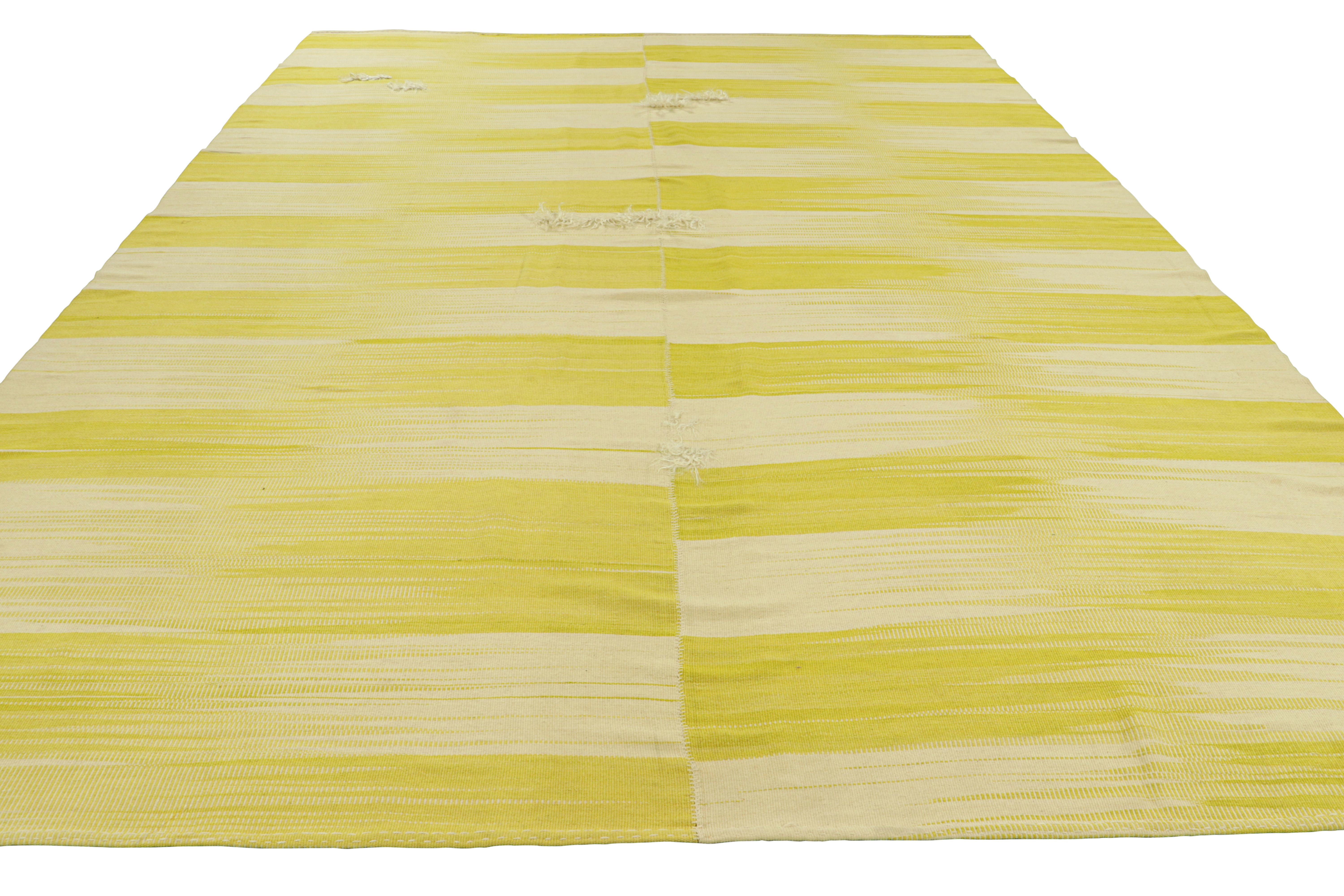 Tessuto a mano Rug & Kilim contemporanei a strisce e motivi beige e gialli in vendita