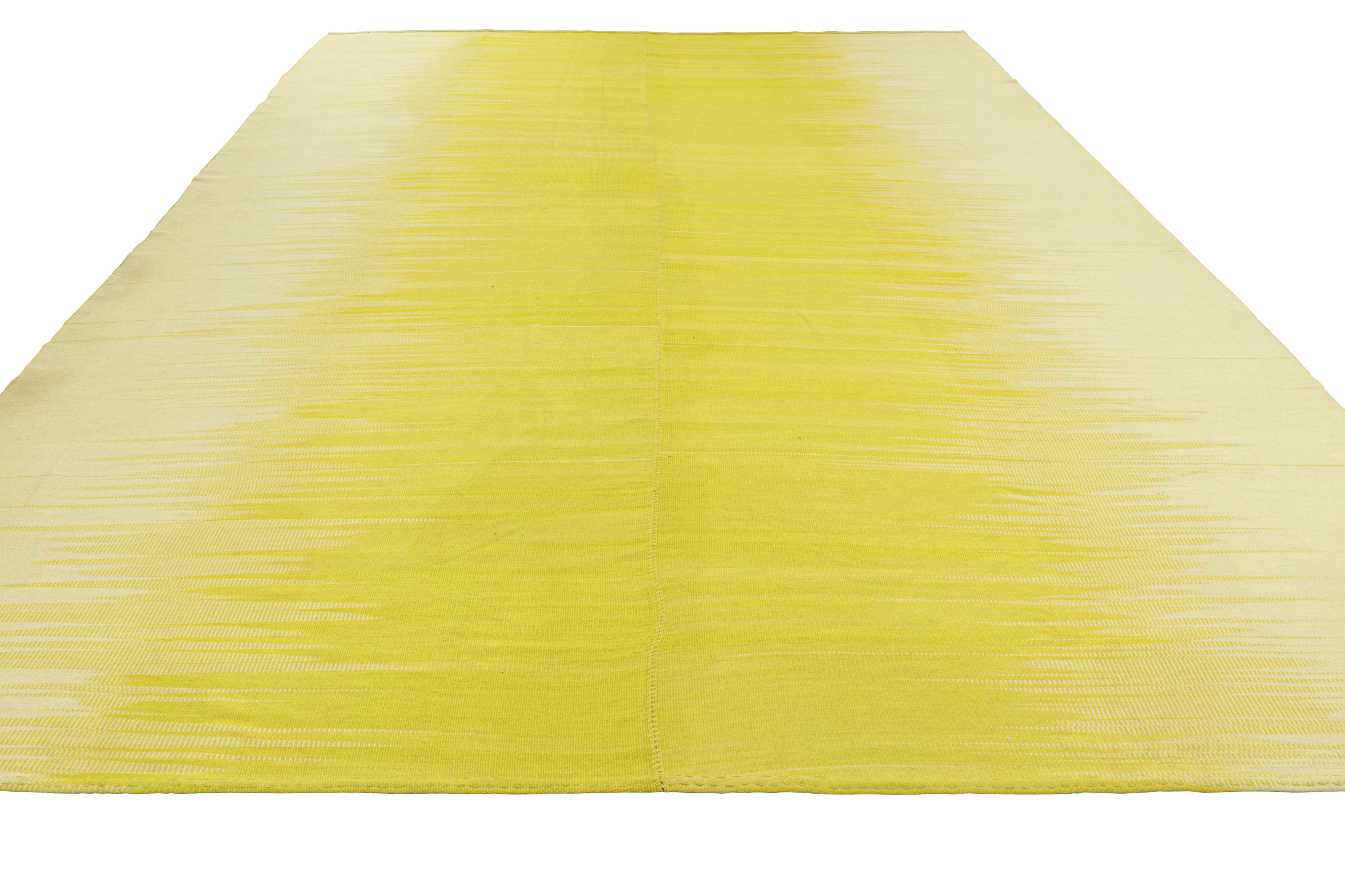 Tessuto a mano Rug & Kilim contemporanei a strisce e motivi beige e gialli in vendita