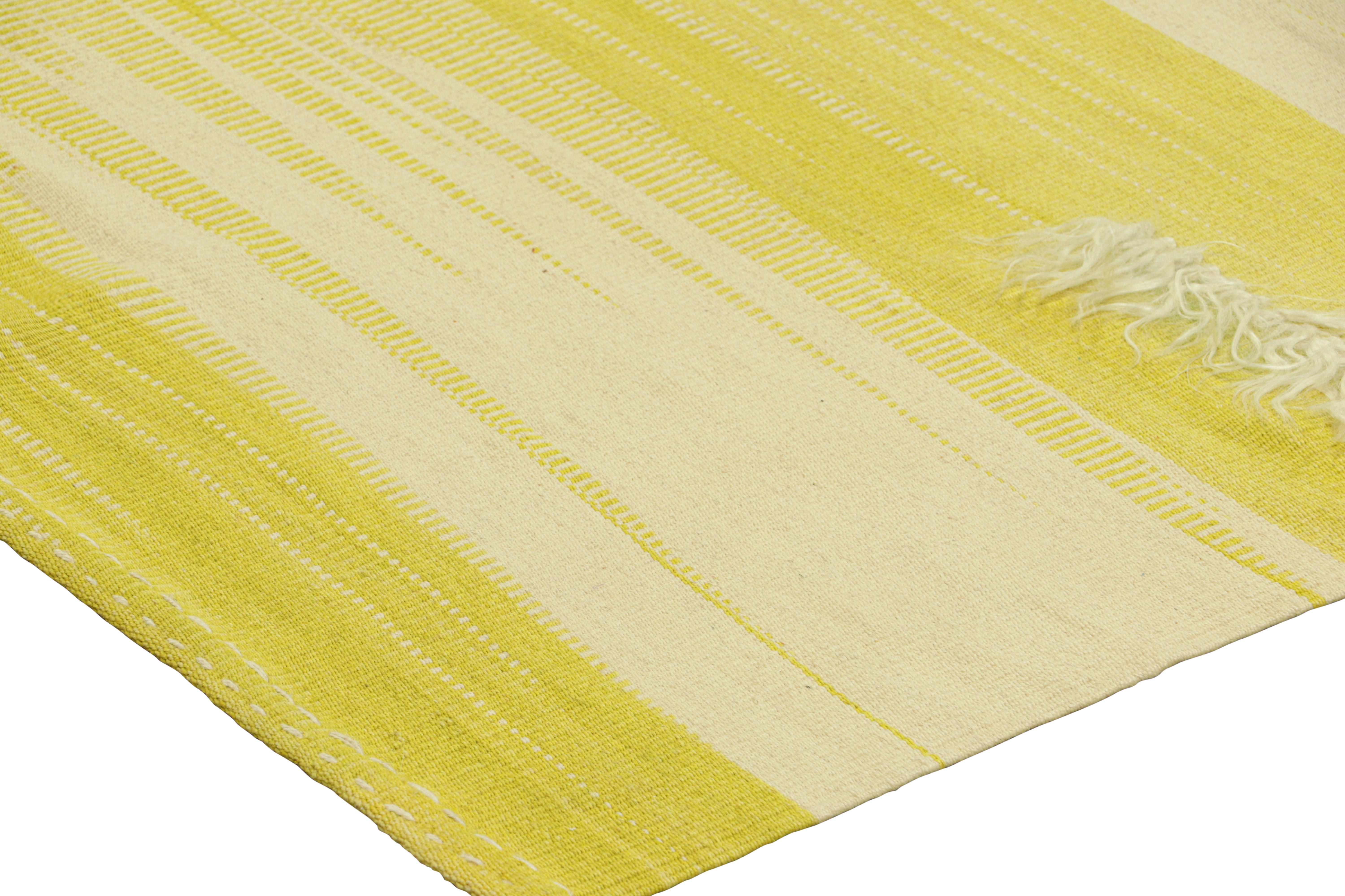 Rug & Kilim's Contemporary Kilim in Beige & Yellow Stripes & Patterns (tapis surdimensionné & Kilim's Contemporary Kilim in Beige & Yellow Stripes & Patterns) Neuf - En vente à Long Island City, NY