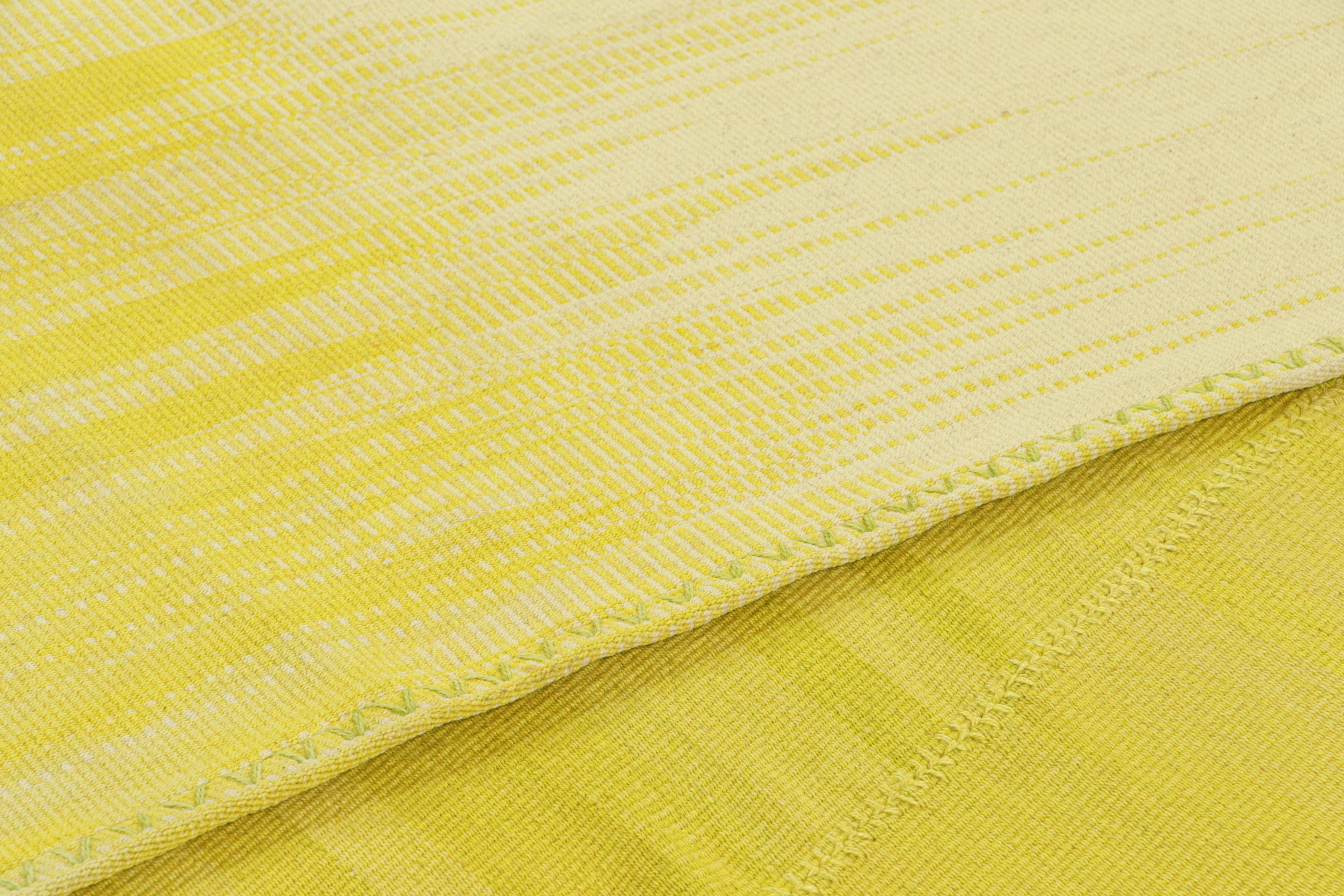 XXI secolo e contemporaneo Rug & Kilim contemporanei a strisce e motivi beige e gialli in vendita