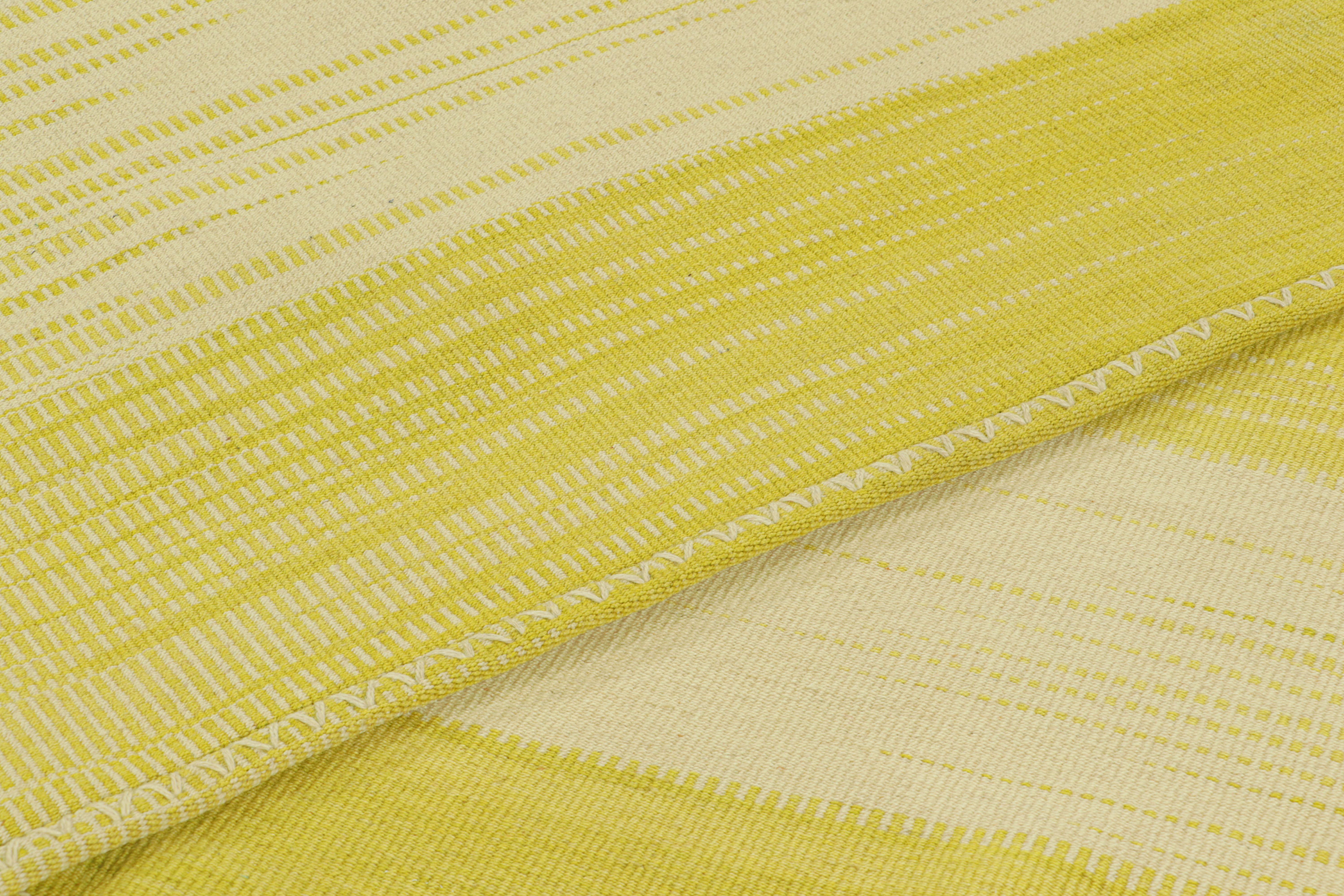 XXIe siècle et contemporain Rug & Kilim's Contemporary Kilim in Beige & Yellow Stripes & Patterns (tapis surdimensionné & Kilim's Contemporary Kilim in Beige & Yellow Stripes & Patterns) en vente