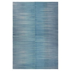 Rug & Kilim's Contemporary Kilim in Blue Stripes & Geometric Pattern (tapis surdimensionné & Kilim's Contemporary Kilim in Blue Stripes & Geometric Pattern)