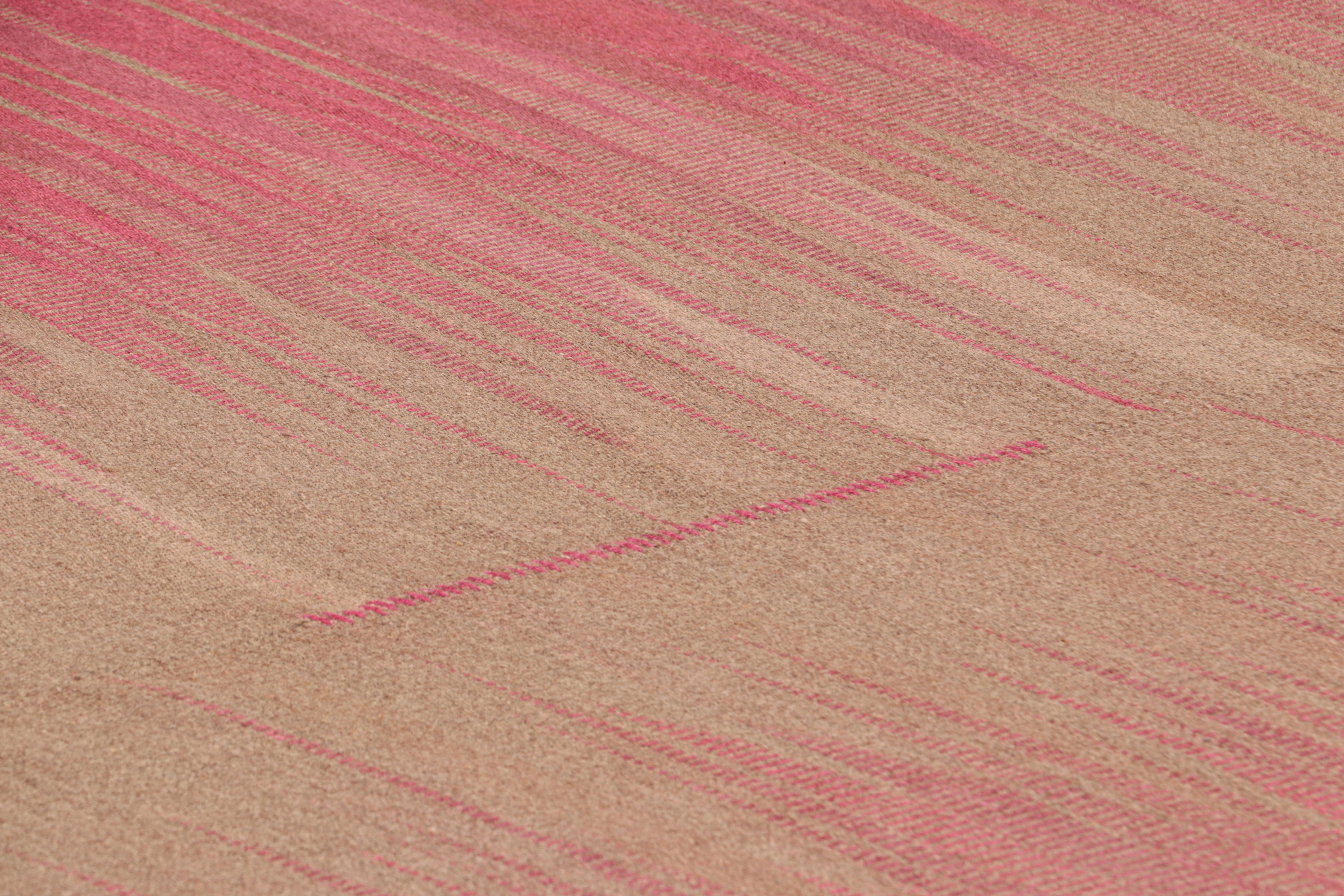 Tissé à la main en laine, ce Kilim surdimensionné de 12 x 16 est issu d'une nouvelle collection contemporaine inventive à tissage plat de Rug & Kilim.

Sur le Design : 

Cette version moderne du tissage de panneaux classique présente un jeu fabuleux