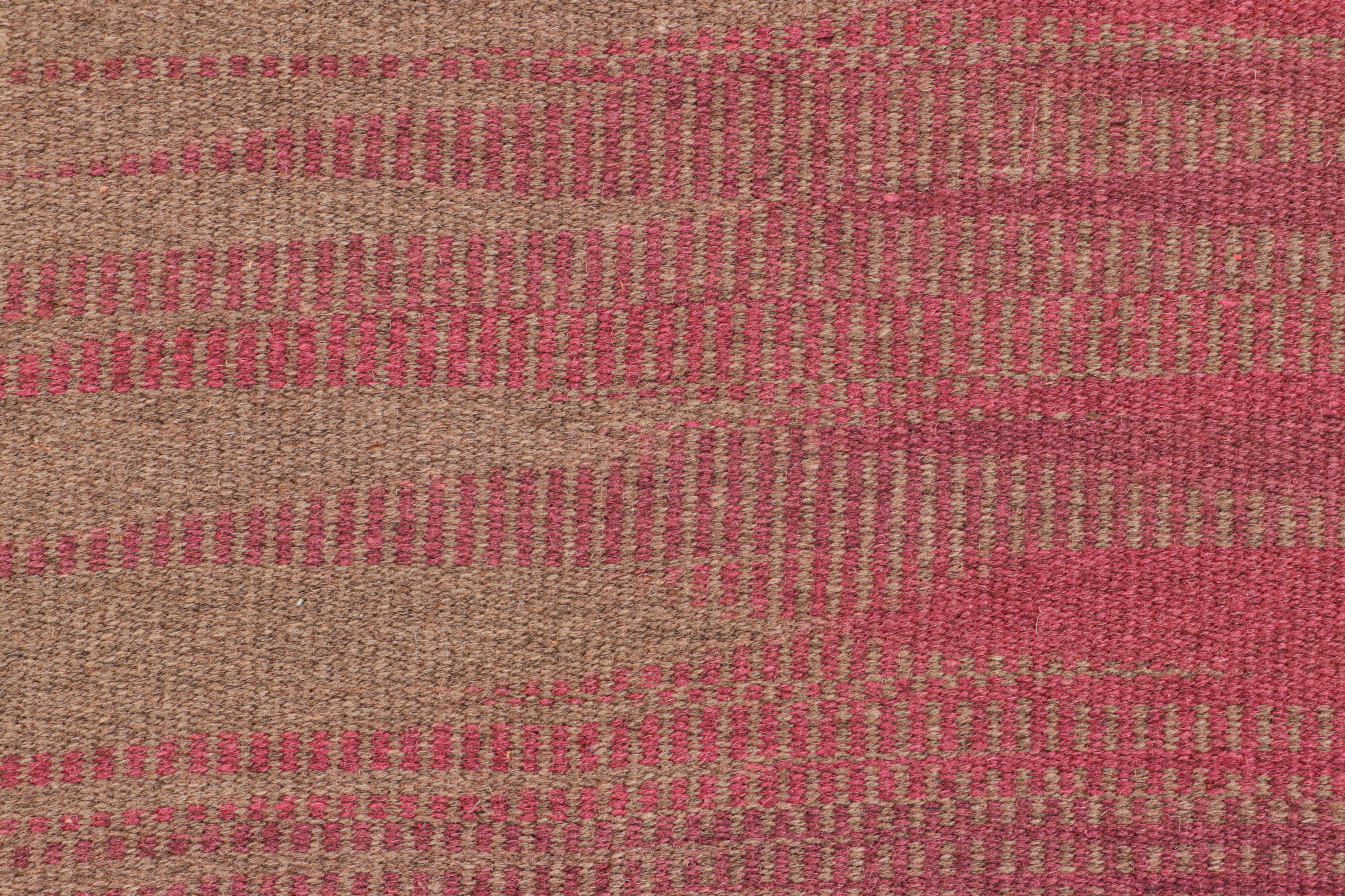 Moderno Rug & Kilim contemporanei a strisce e motivi marroni e rosa in vendita