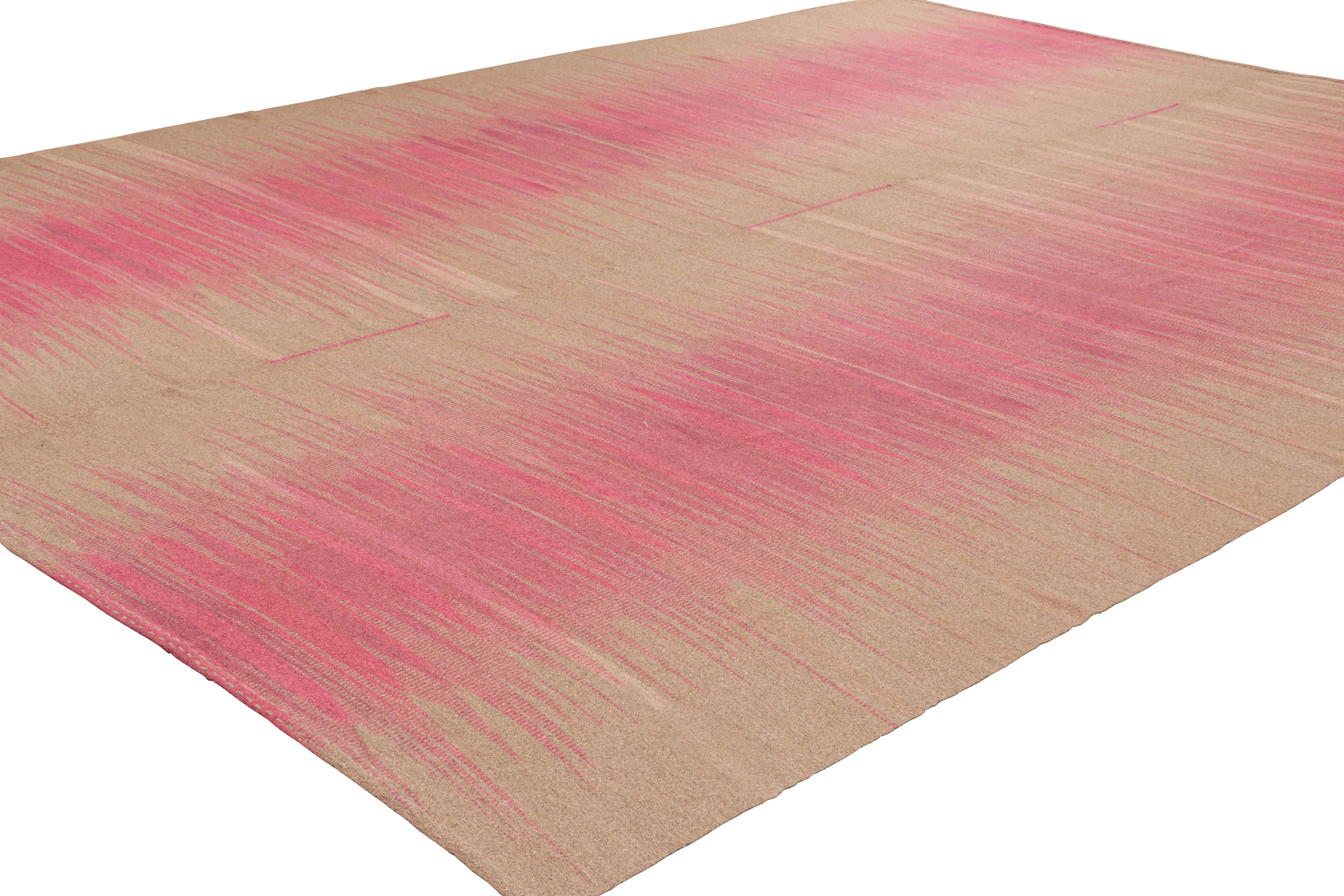 Turco Rug & Kilim contemporanei a strisce e motivi marroni e rosa in vendita