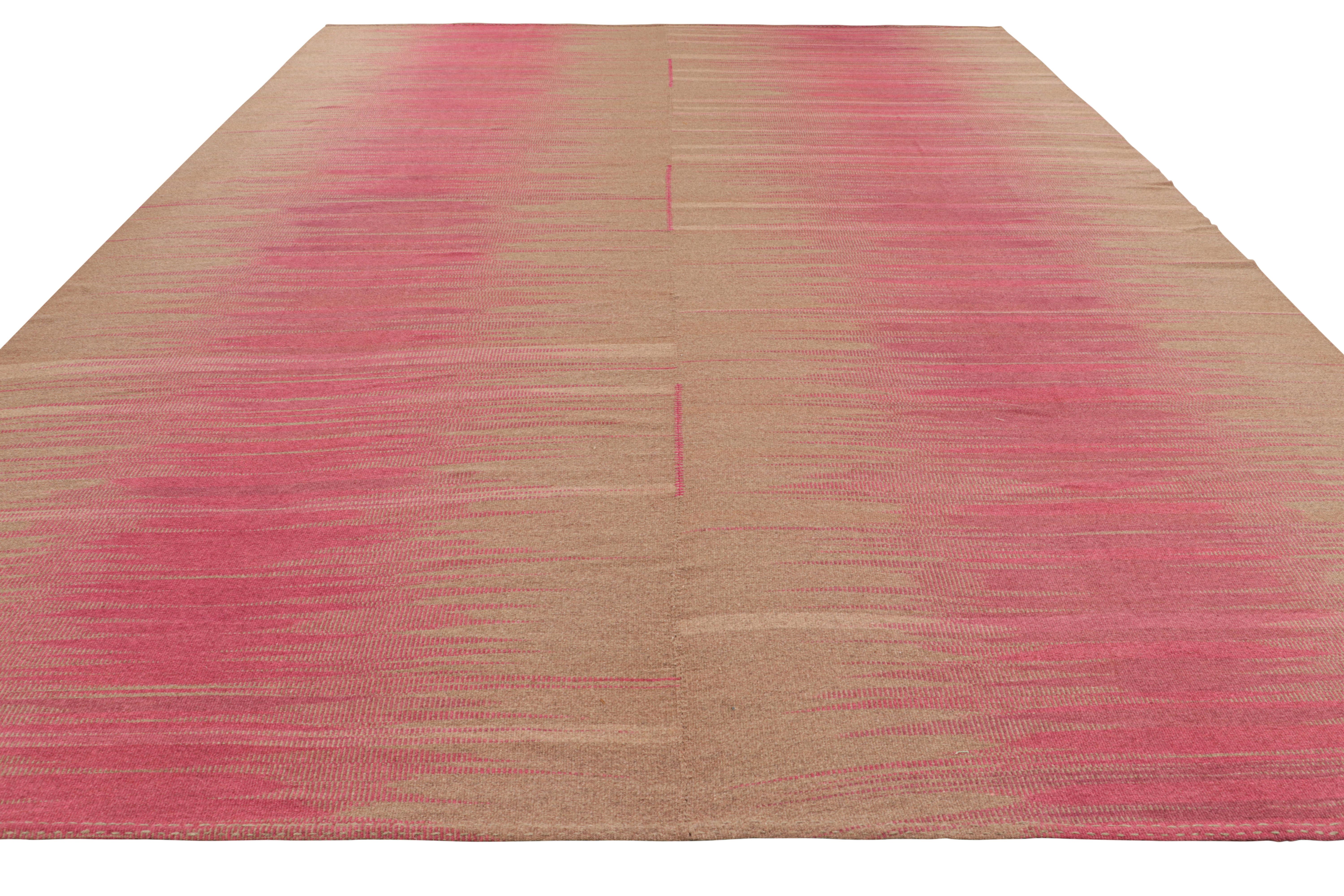 Tessuto a mano Rug & Kilim contemporanei a strisce e motivi marroni e rosa in vendita