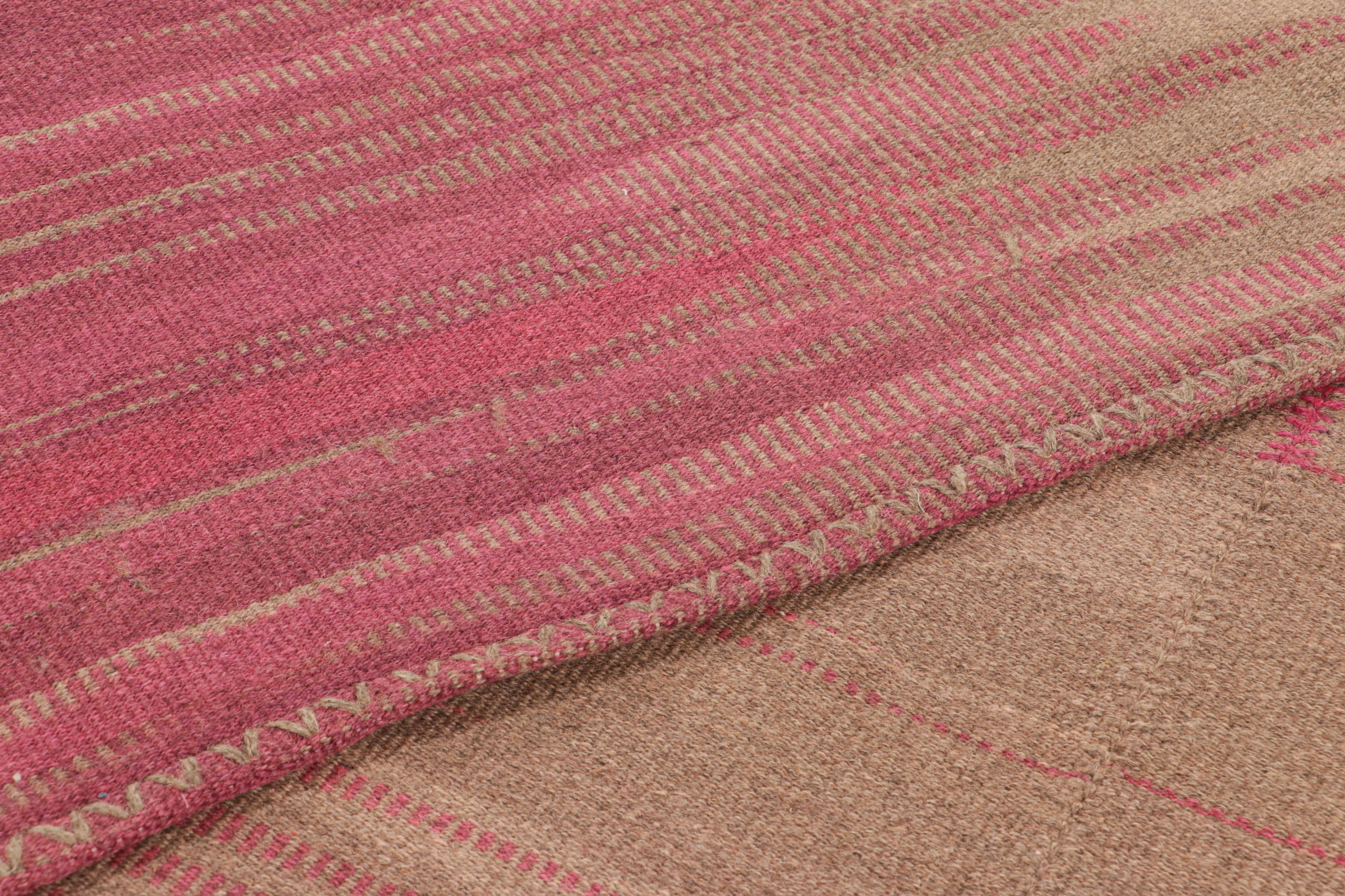 XXI secolo e contemporaneo Rug & Kilim contemporanei a strisce e motivi marroni e rosa in vendita