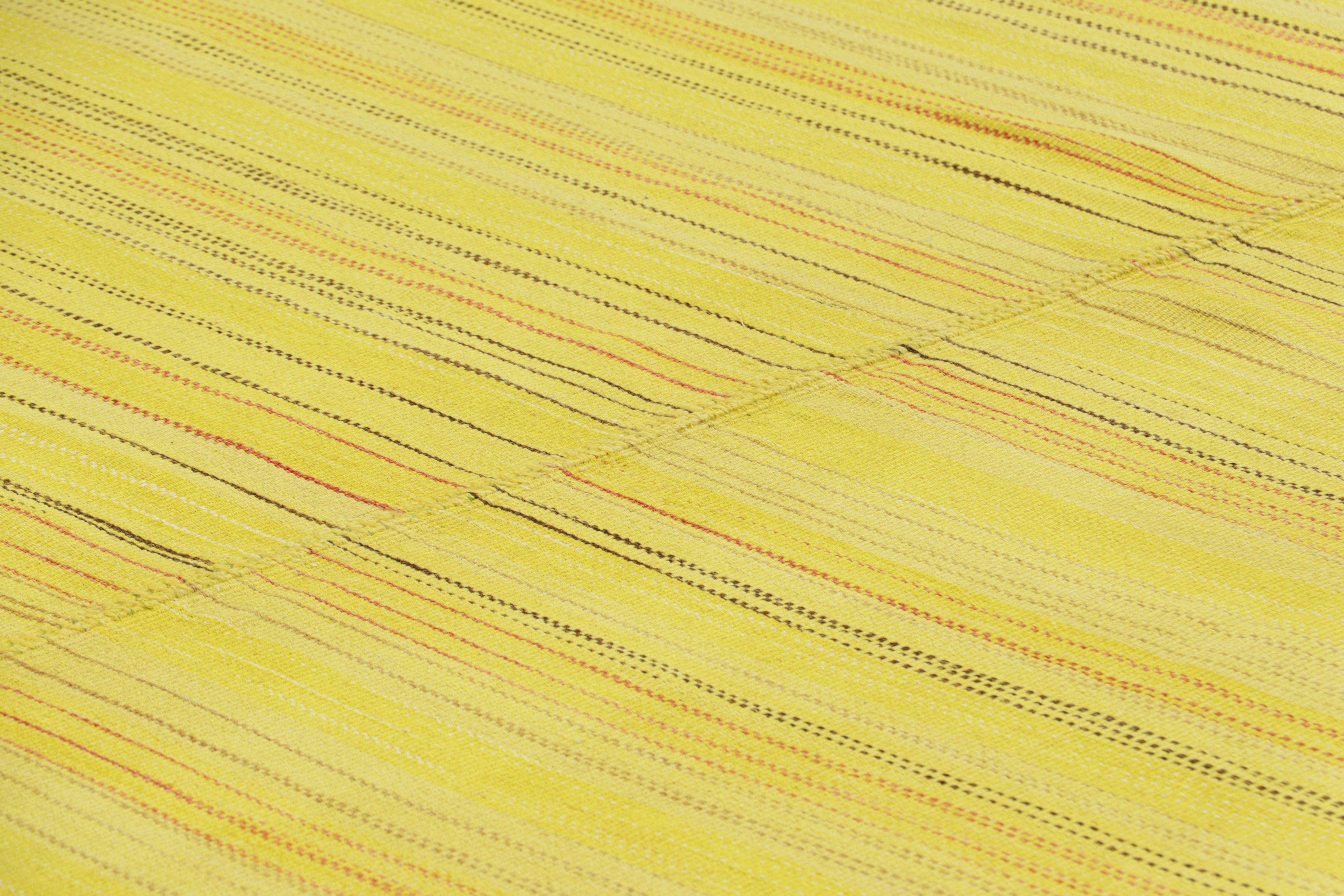 Dieser handgewebte, übergroße Kilim (12x16) aus Wolle stammt aus der neuen, innovativen Flachgewebe-Kollektion von Rug & Kilim.

Über das Design: 

Diese moderne Variante der klassischen Paneelweberei besticht durch ein fabelhaftes, einzigartiges