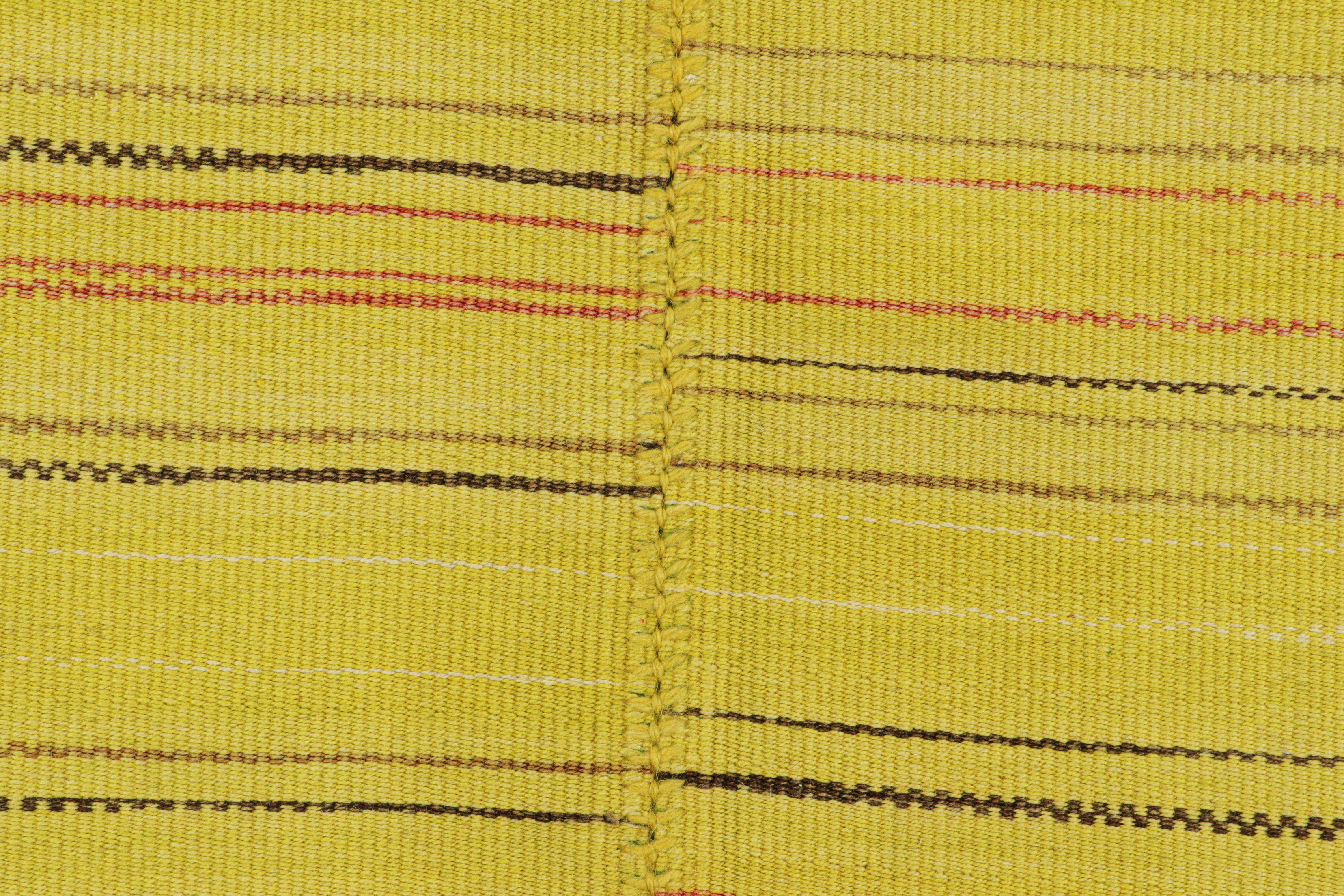 Oversized Rug & Kilim's Contemporary Kilim in gelben Streifen und geometrischen Mustern (Moderne) im Angebot