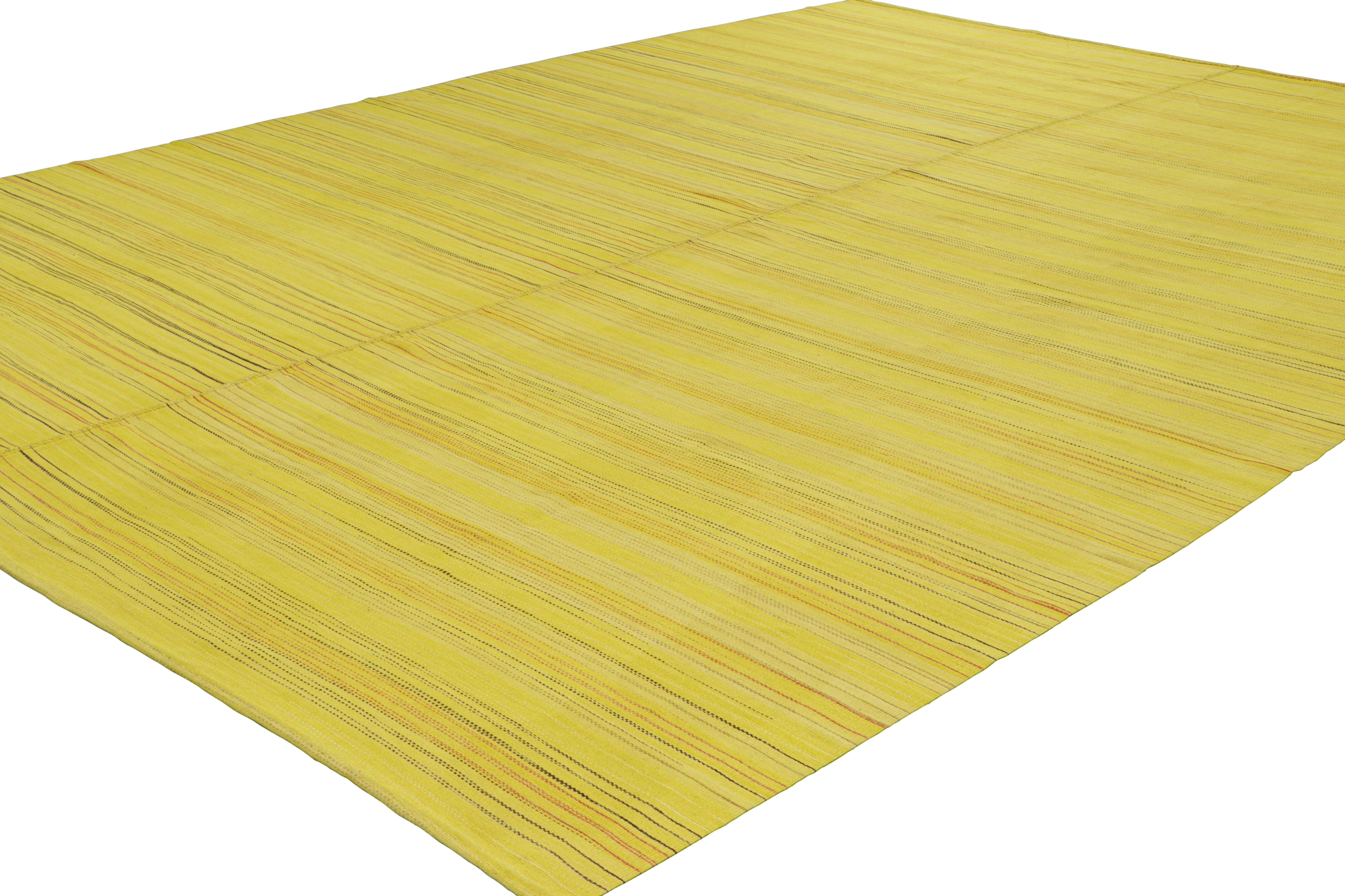 Oversized Rug & Kilim's Contemporary Kilim in gelben Streifen und geometrischen Mustern (Türkisch) im Angebot