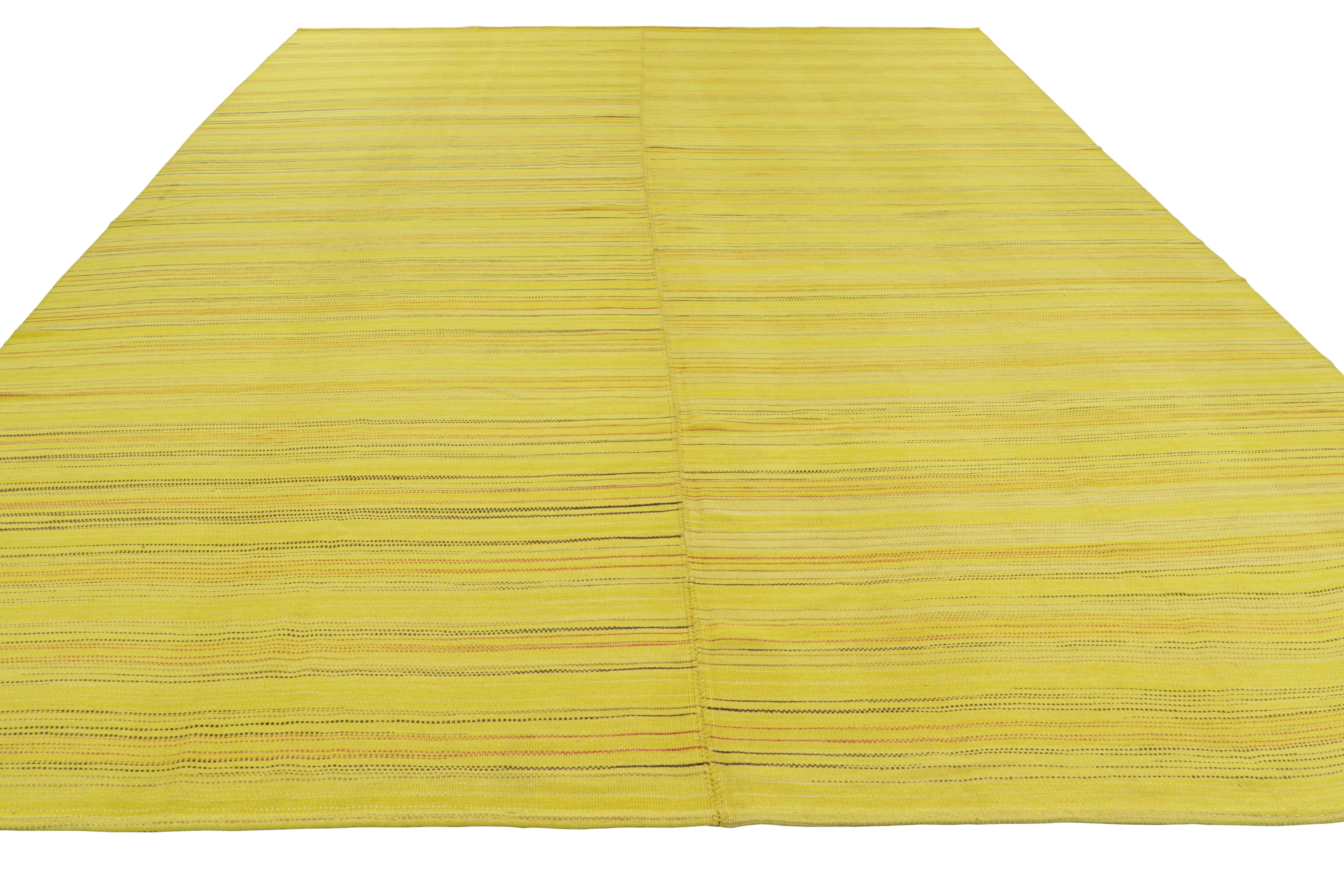 Oversized Rug & Kilim's Contemporary Kilim in gelben Streifen und geometrischen Mustern (Handgewebt) im Angebot