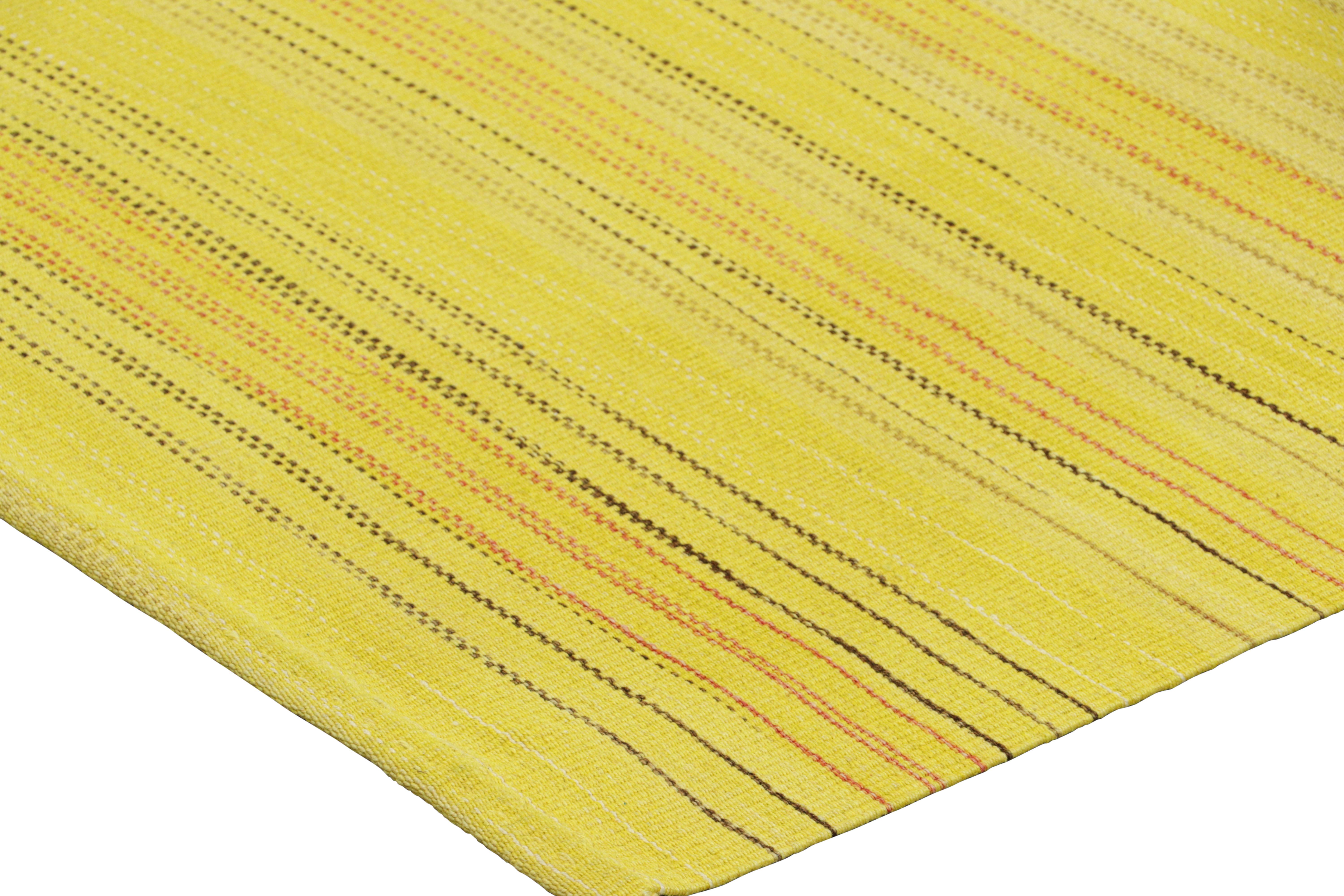 Oversized Rug & Kilim's Contemporary Kilim in gelben Streifen und geometrischen Mustern im Zustand „Neu“ im Angebot in Long Island City, NY