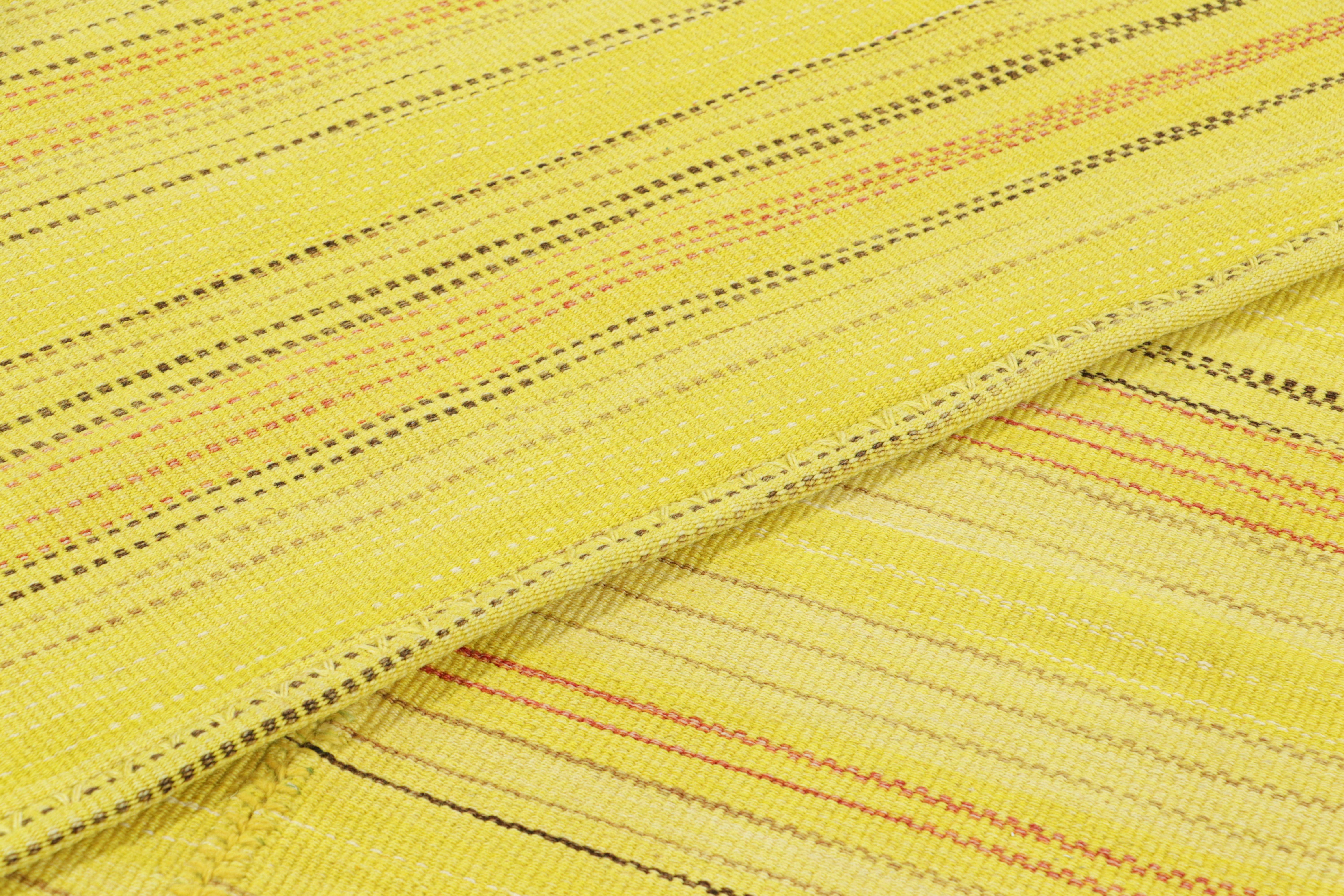 Oversized Rug & Kilim's Contemporary Kilim in gelben Streifen und geometrischen Mustern (21. Jahrhundert und zeitgenössisch) im Angebot