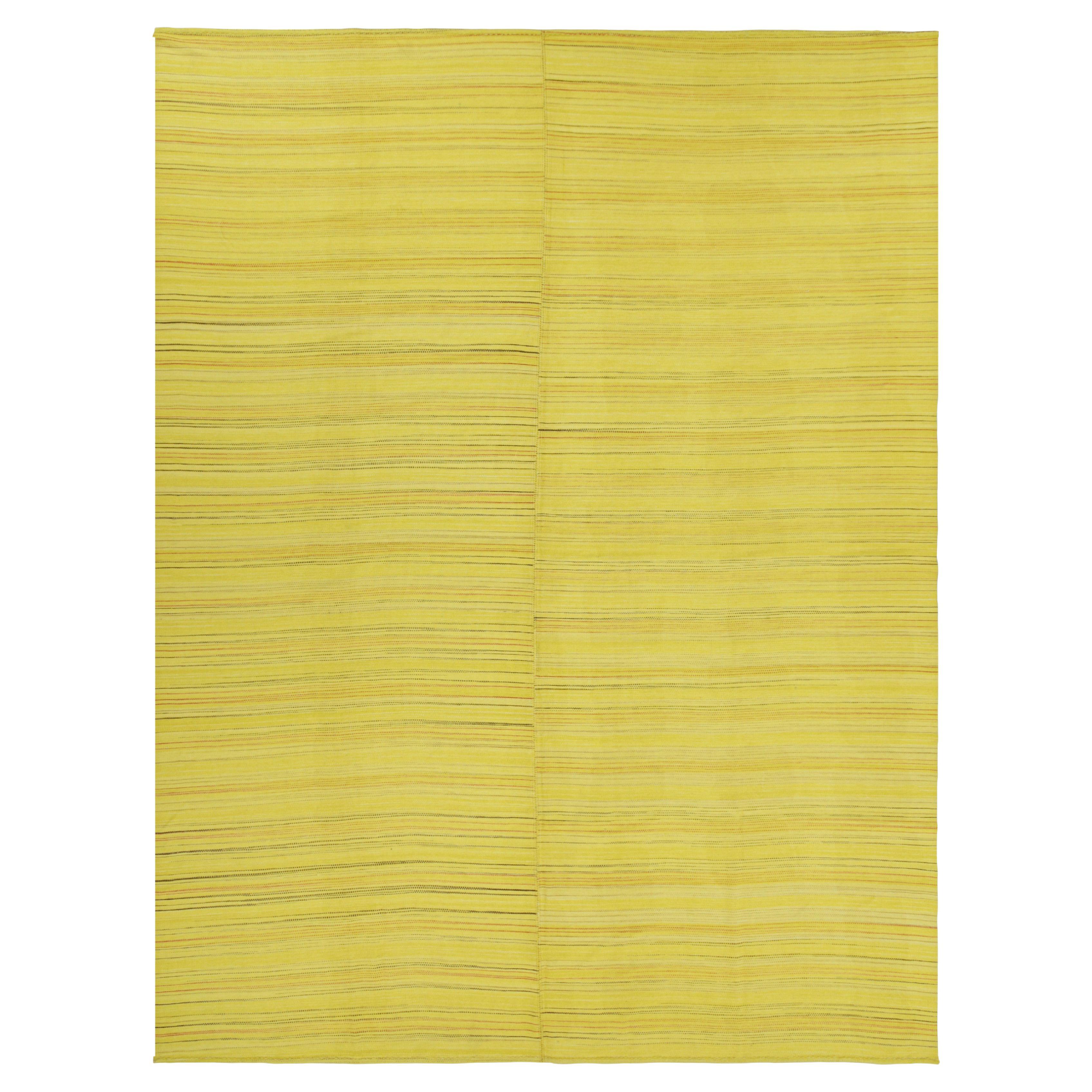 Rug & Kilim's Contemporary Kilim in Yellow Stripes & Geometric Pattern (tapis surdimensionné & Kilim's contemporain en rayures jaunes et motifs géométriques)