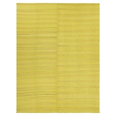 Rug & Kilim's Contemporary Kilim in Yellow Stripes & Geometric Pattern (tapis surdimensionné & Kilim's contemporain en rayures jaunes et motifs géométriques)