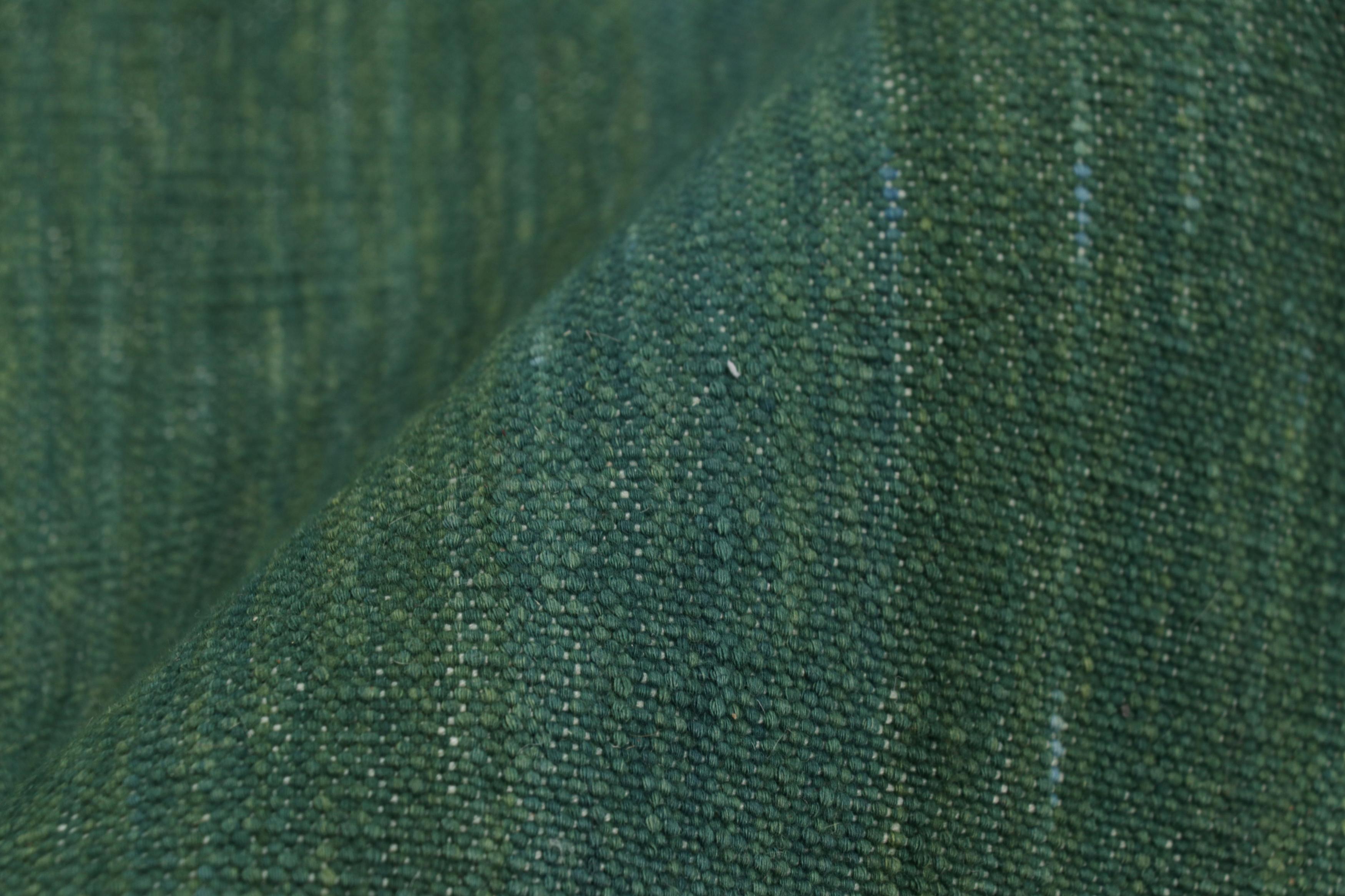 Alfombra contemporánea de Dhurrie maciza en tonos azules y verdes de Oversized Rug & Kilim Siglo XXI y contemporáneo en venta