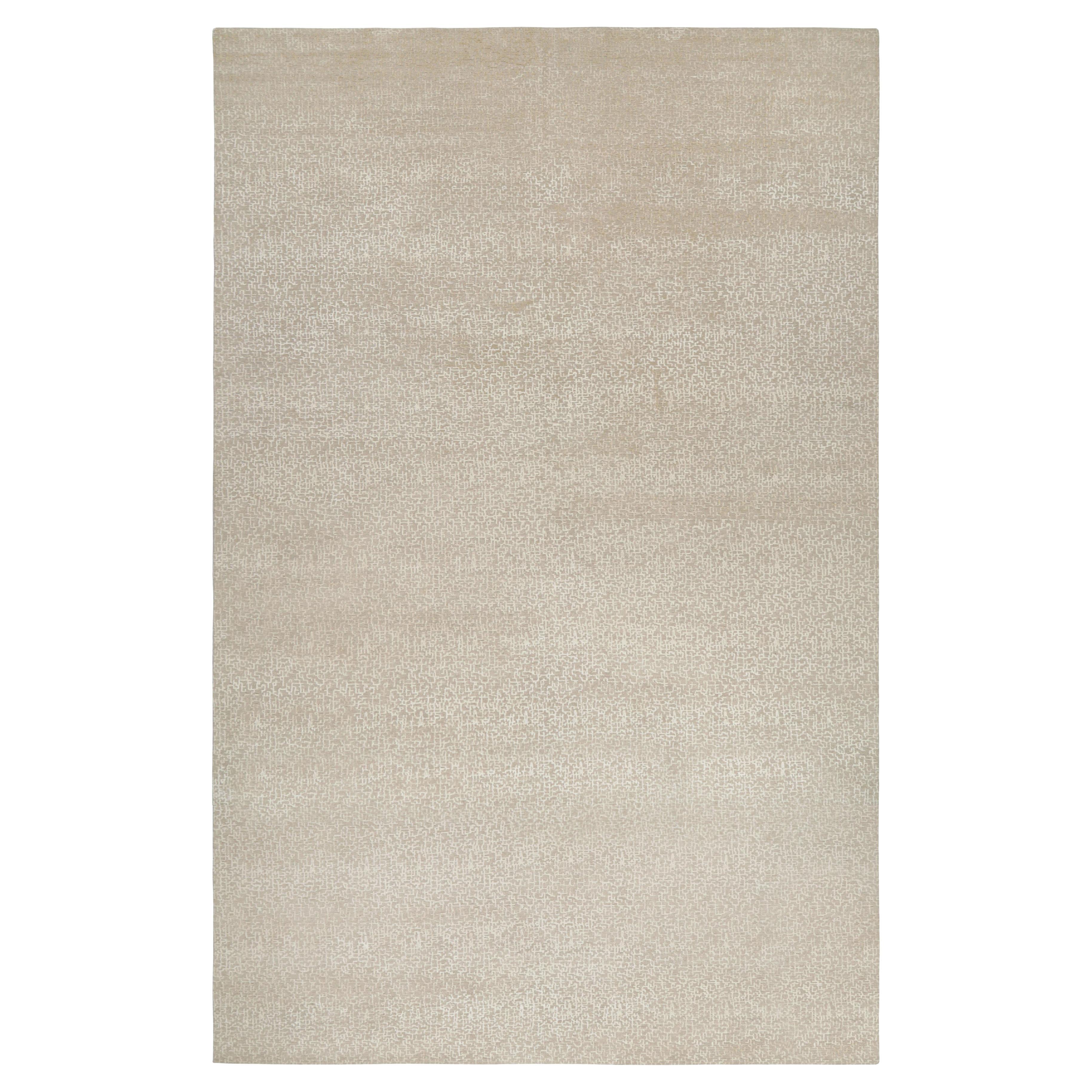 Noué à la main en laine et en soie, cet élégant ouvrage népalais de 13 x 21, à la fois contemporain et texturé, présente des variations de couleur et une texture bouclée qui confèrent une fabuleuse dimension aux motifs géométriques dans des tons