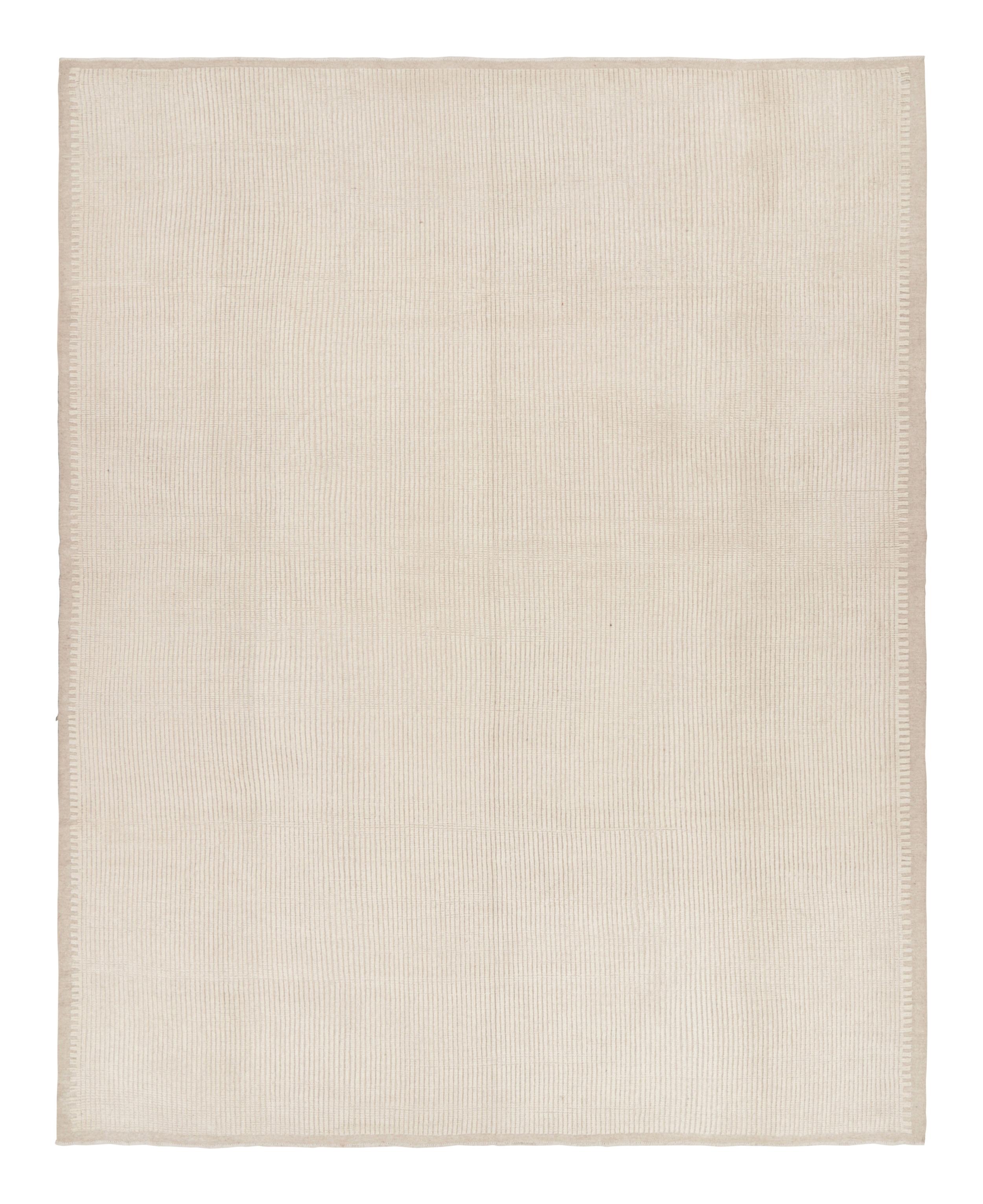 Questo tappeto 12x15 di Rug & Kilim è stato tessuto e annodato a mano in lana, in un connubio di vello e trama piatta: uno dei tanti elementi sottili della nostra filosofia di design dei tappeti semplici, secondo cui 