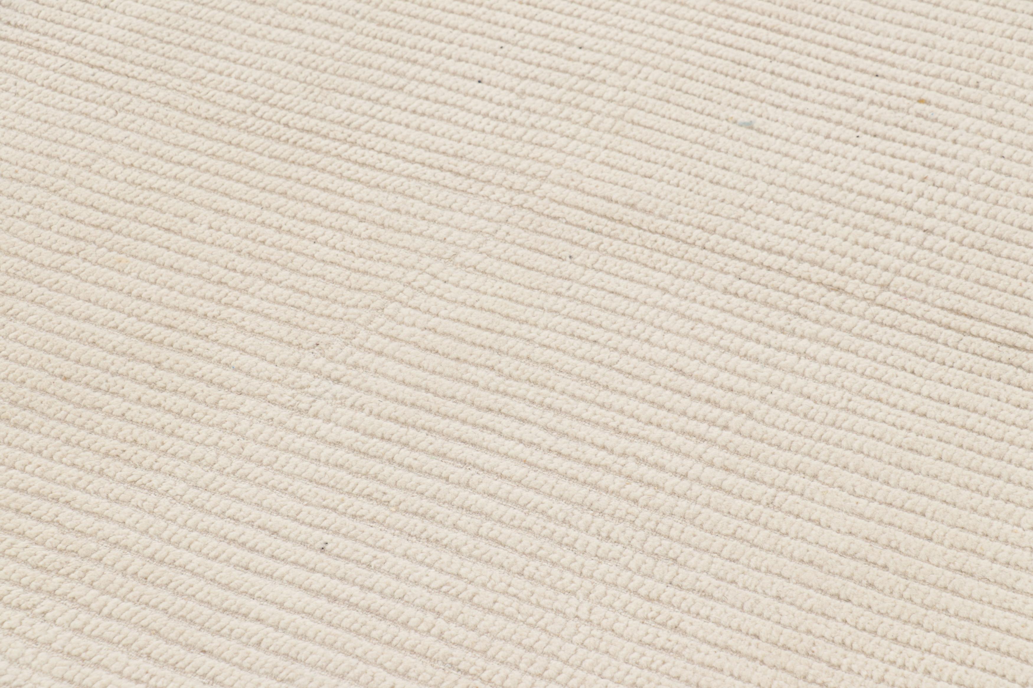 Moderno Tappeto Oversize & Rug & Kilim: Tappeto moderno con texture in bianco crema e strisce a coste in vendita