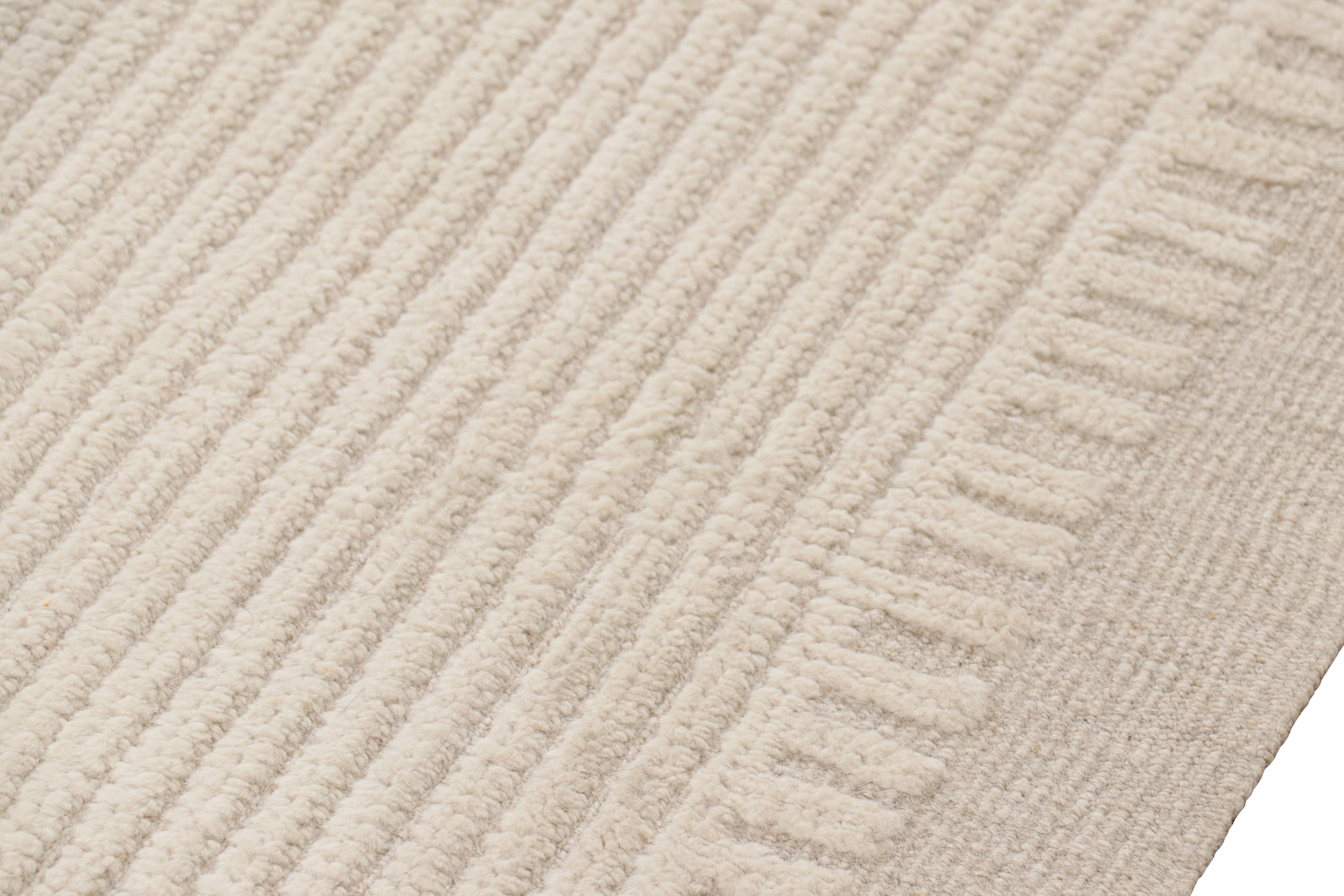 XXI secolo e contemporaneo Tappeto Oversize & Rug & Kilim: Tappeto moderno con texture in bianco crema e strisce a coste in vendita