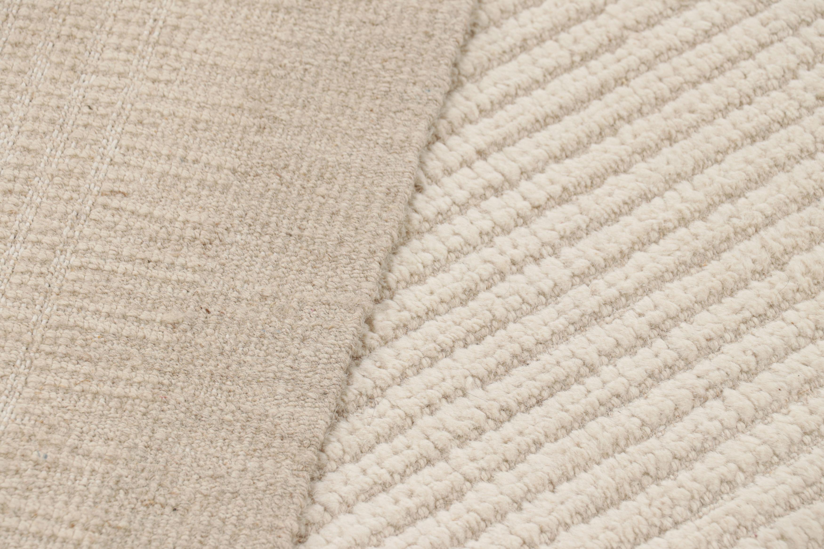 Lana Tappeto Oversize & Rug & Kilim: Tappeto moderno con texture in bianco crema e strisce a coste in vendita