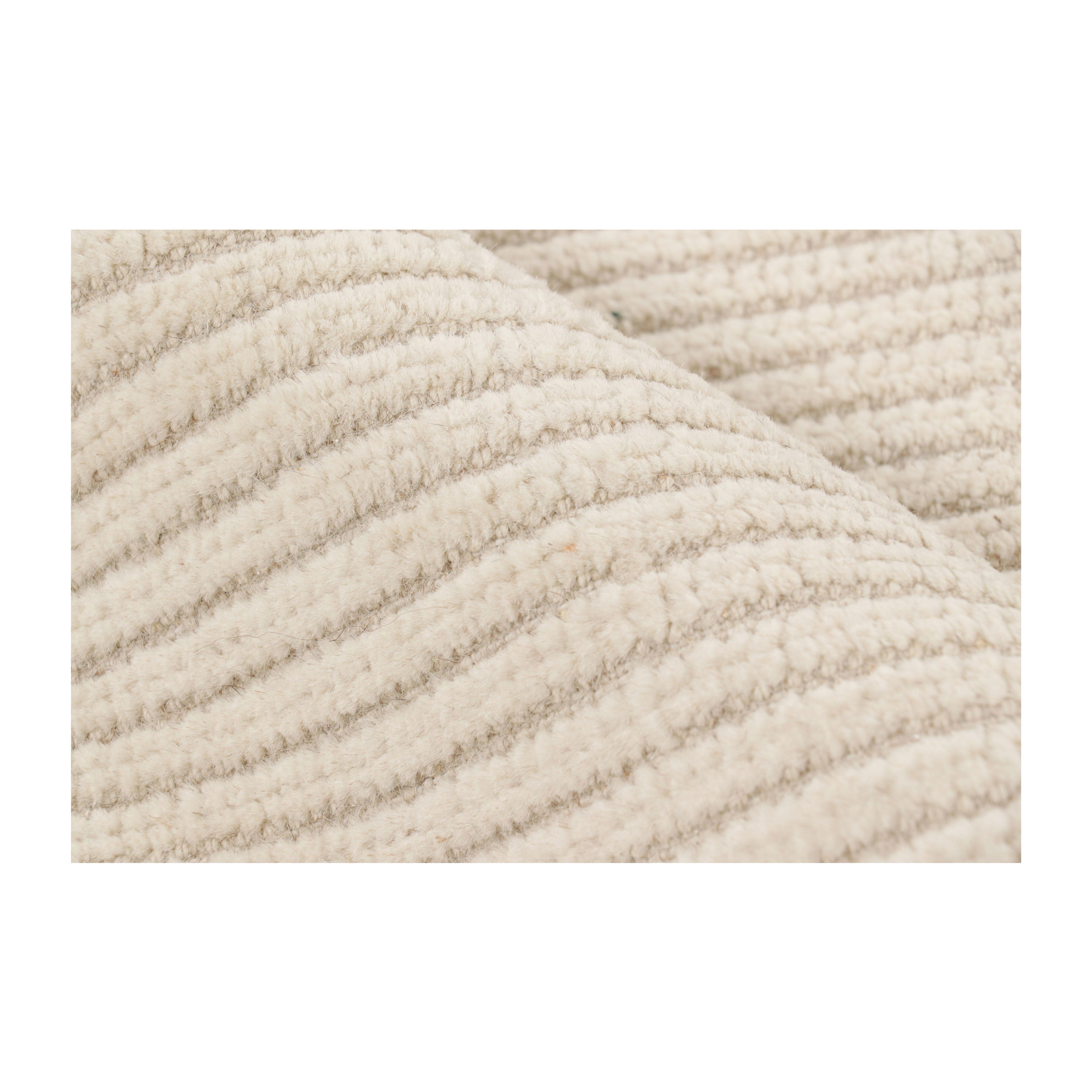 Tappeto Oversize & Rug & Kilim: Tappeto moderno con texture in bianco crema e strisce a coste