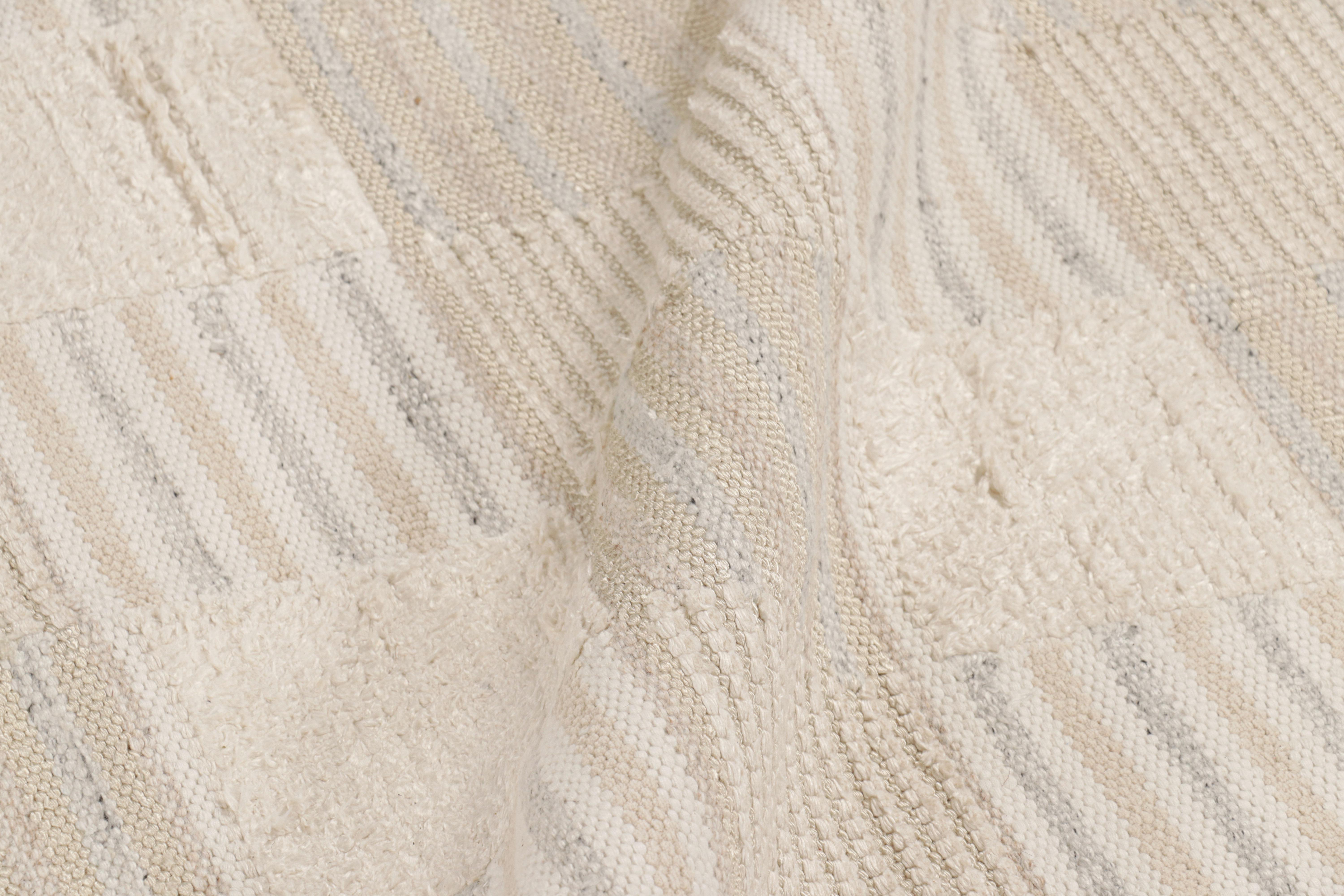 XXI secolo e contemporaneo Tappeto oversize & Rug & Kilim in stile scandinavo in beige con motivi geometrici in vendita